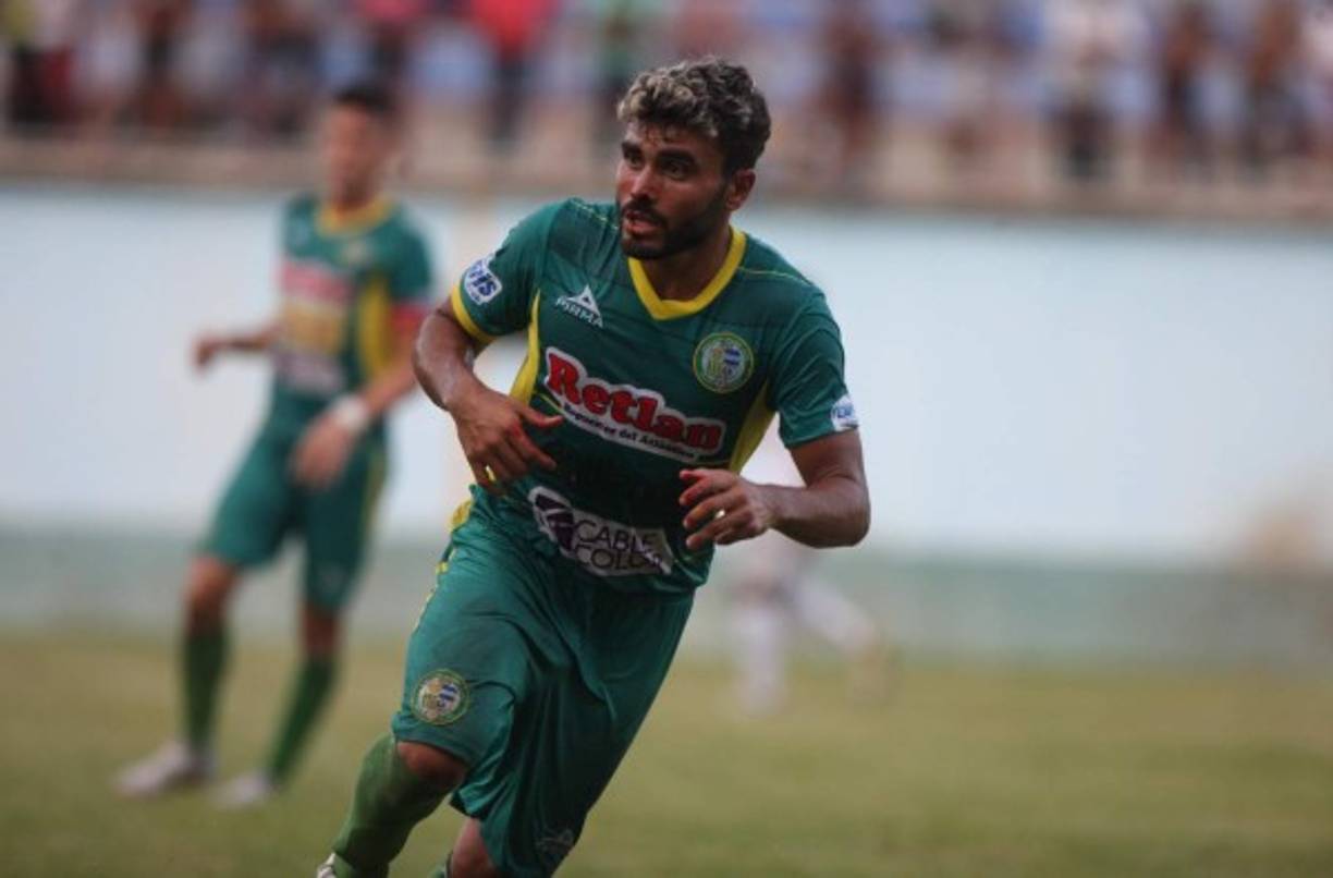 Sergio Barbosa: Mediapunta brasileño que se encuentra en prueba con el Juticalpa FC, ya jugó con los canecheros en el duelo amistoso que perdieron 1-2 ante Olimpia