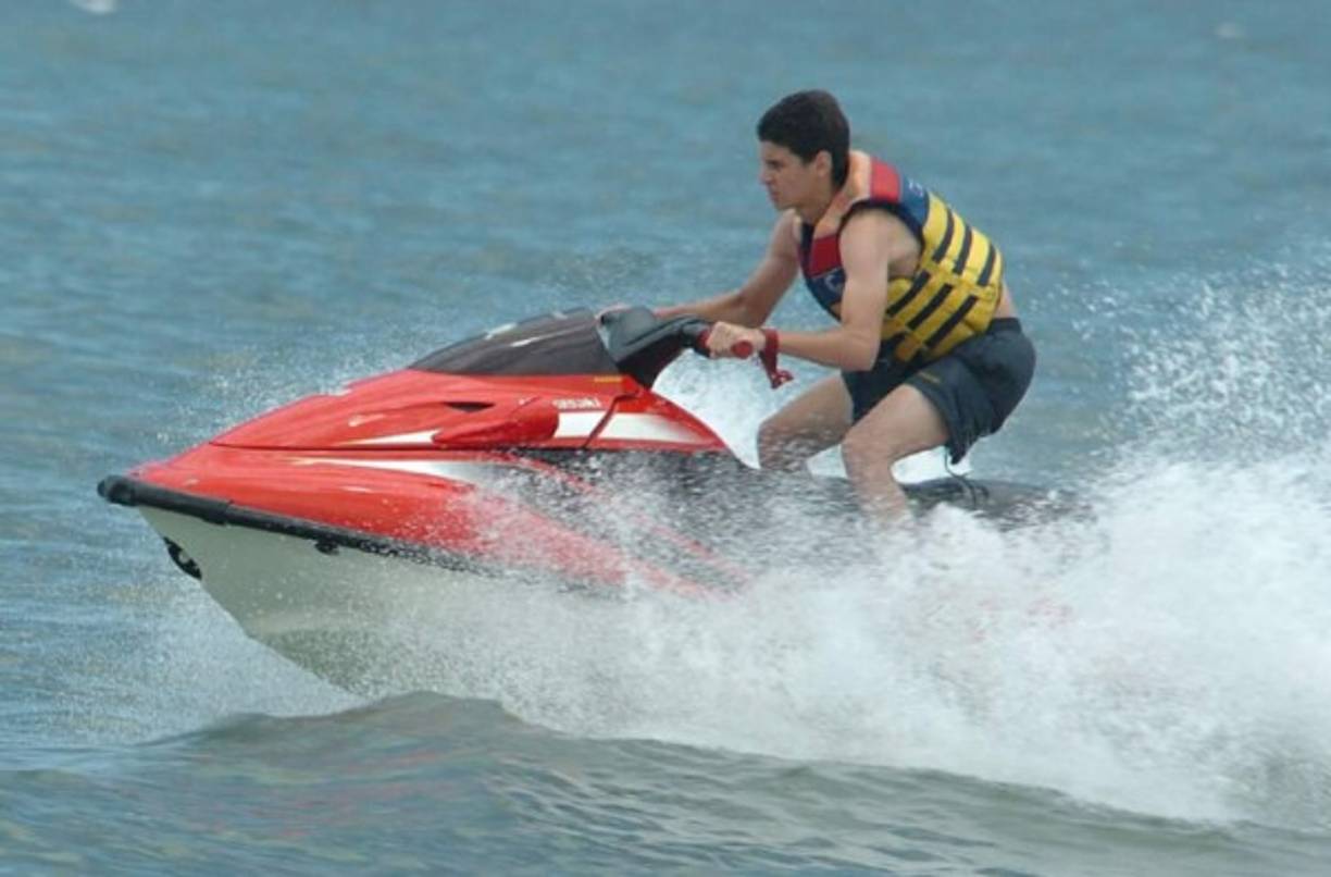 En las playas hondureñas se ofrece la oportunidad de disfrutar de distintas formas, por ejemplo paseando en motos acuáticas.