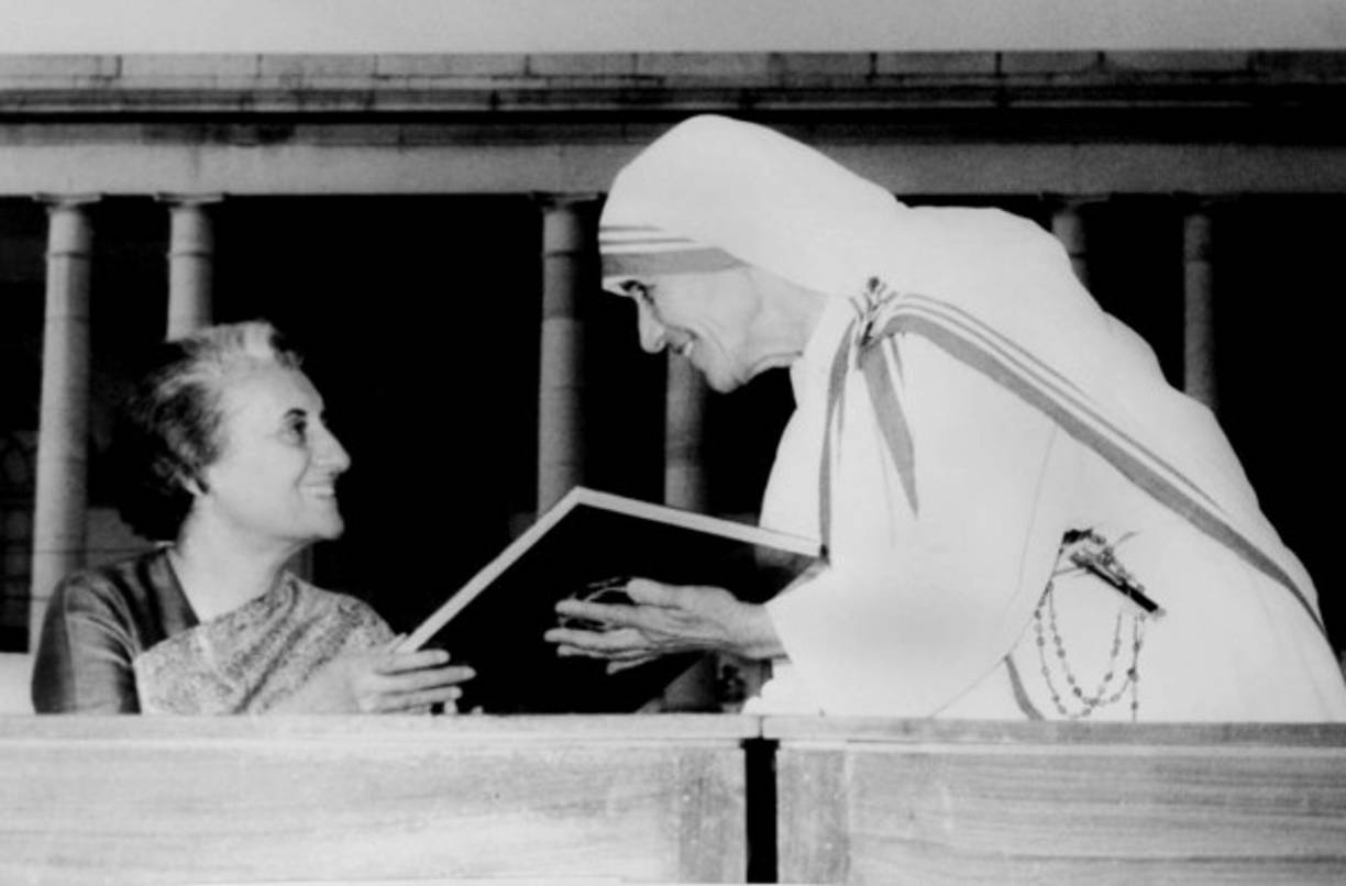 La Madre Teresa junto a la primer ministro de la India, Indira Gandhi.
