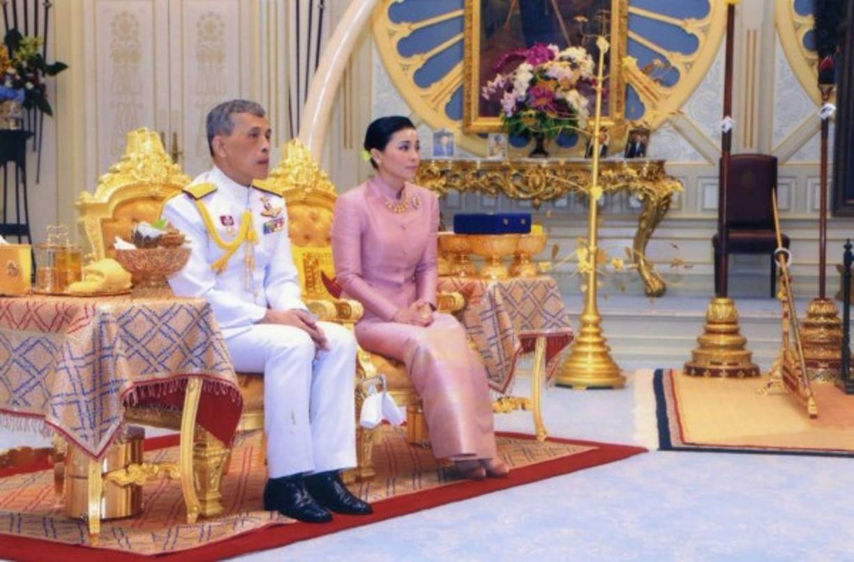 La boda y el nombramiento se producen poco antes de las ceremonias de coronación que se celebraran entre los días 4 y 6 de mayo, casi tres años después de que el rey Vajiralongkorn ascendiera al trono tras la muerte de su padre, el venerado Bhumibol Adulyadej, en octubre de 2016.