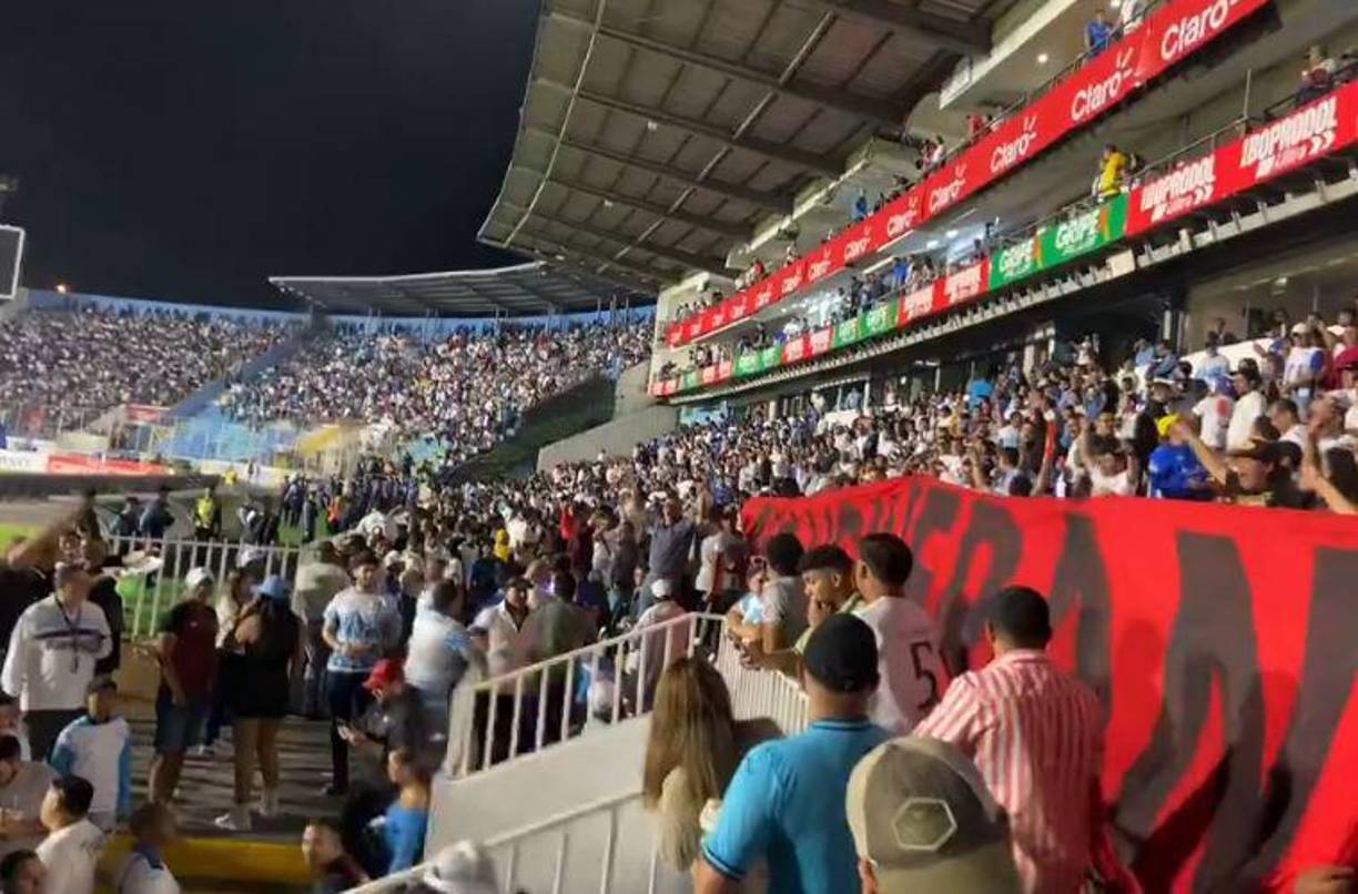 Tras el pitazo final, un grupo de ciudadanos comenzó a gritar “fuera familión”, en referencia a la familia de la presidenta Xiomara Castro, que recientemente ha sido señalada en medio de una controversia relacionada con el narcotráfico.