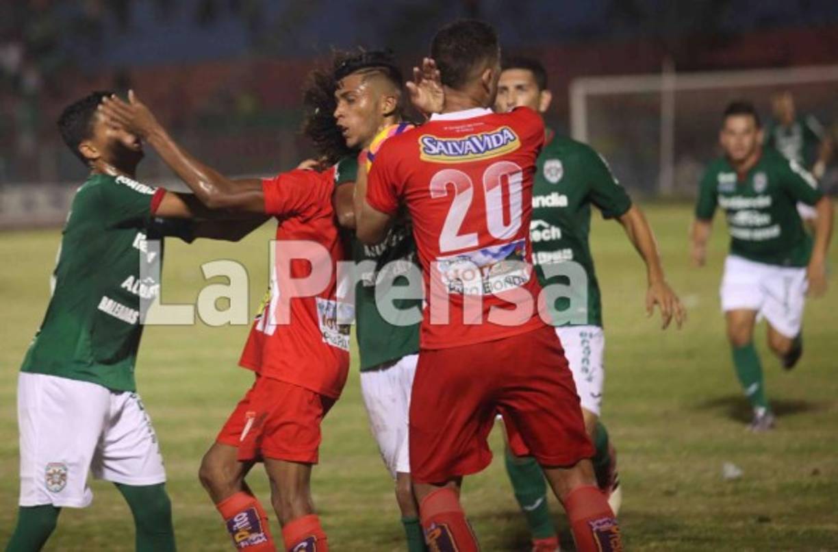 Christian Cálix y Miguel Valerio se fueron a los golpes.