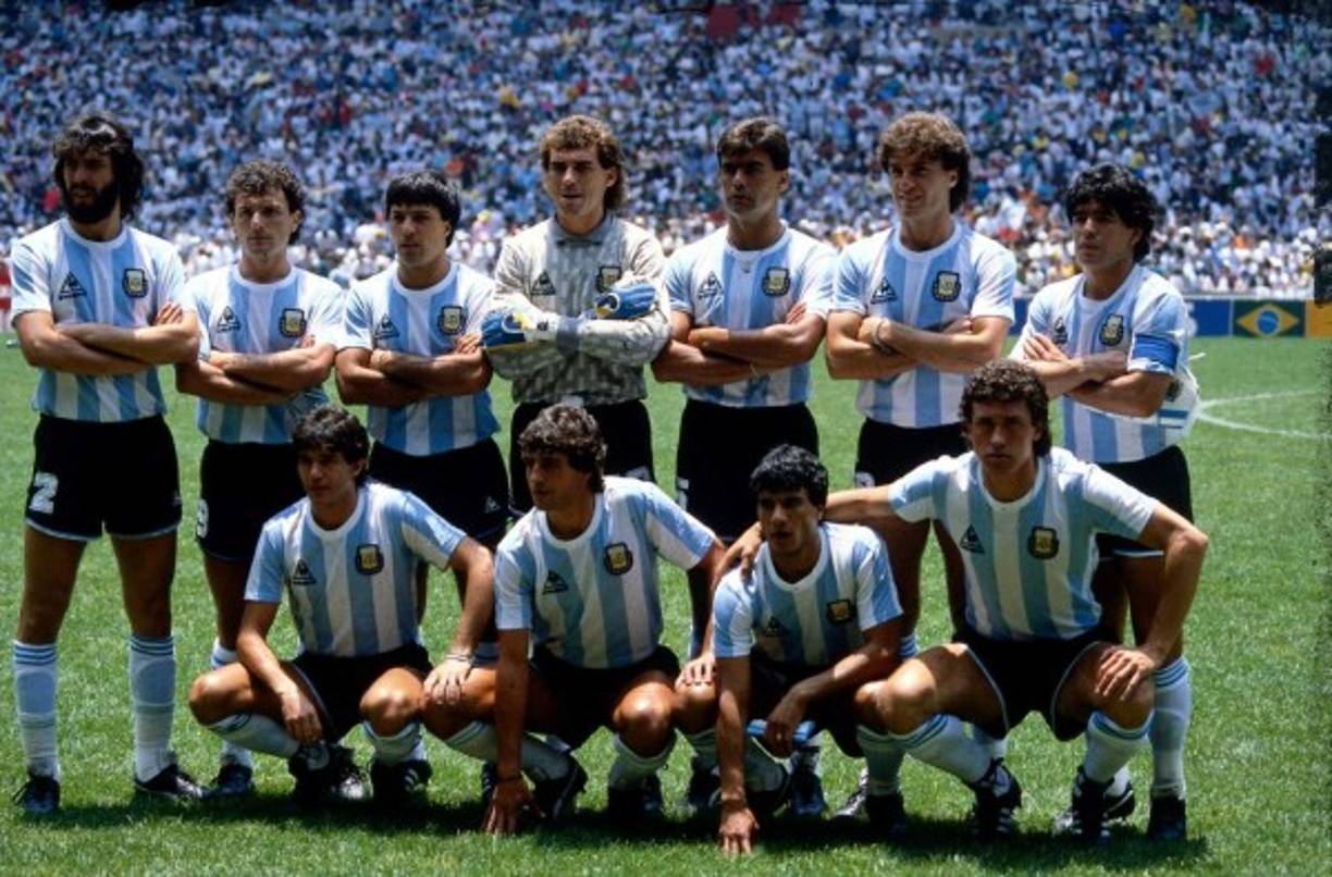 La Selección albiceleste que obtuvo el Mundial en 1986, Maradona al lado izquierdo.
