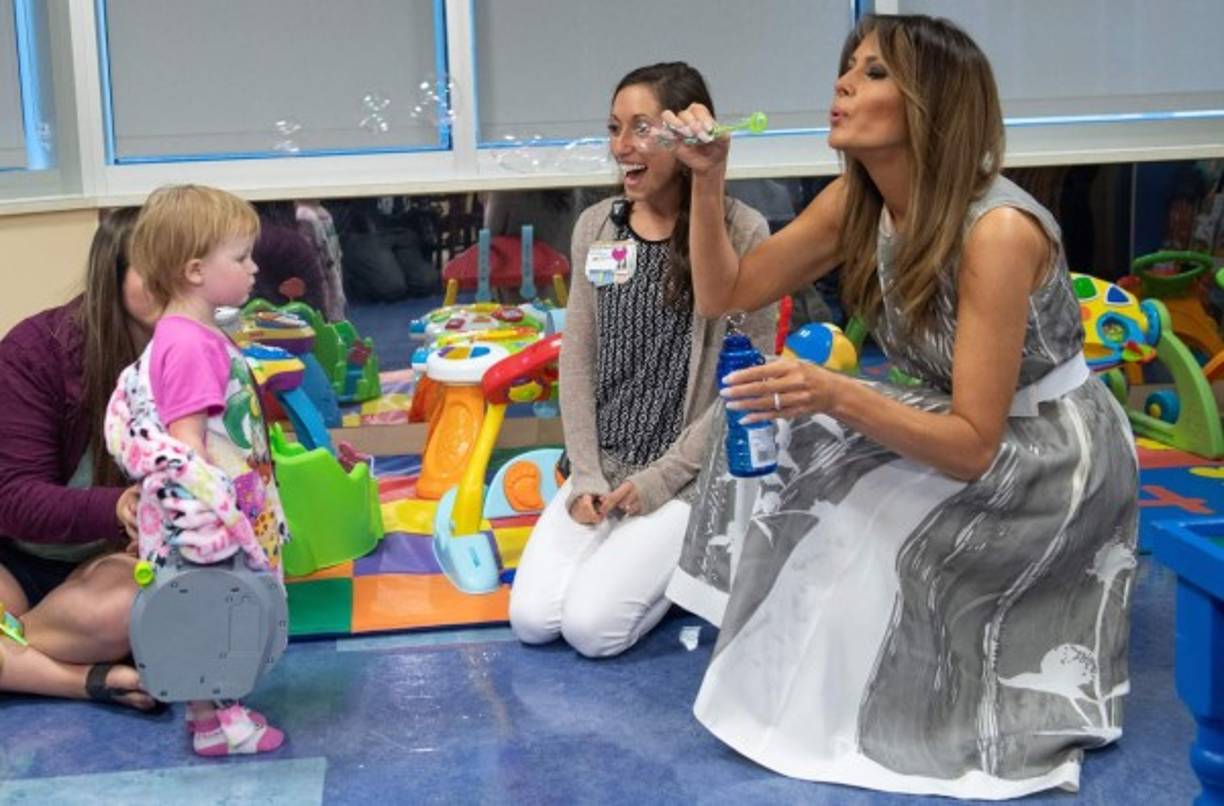 Melania ignoró la polémica y se dirigió al Hospital Infantil Monroe Carell Jr. en Vanderbilt en el primer viaje para promover su iniciativa como primera dama.