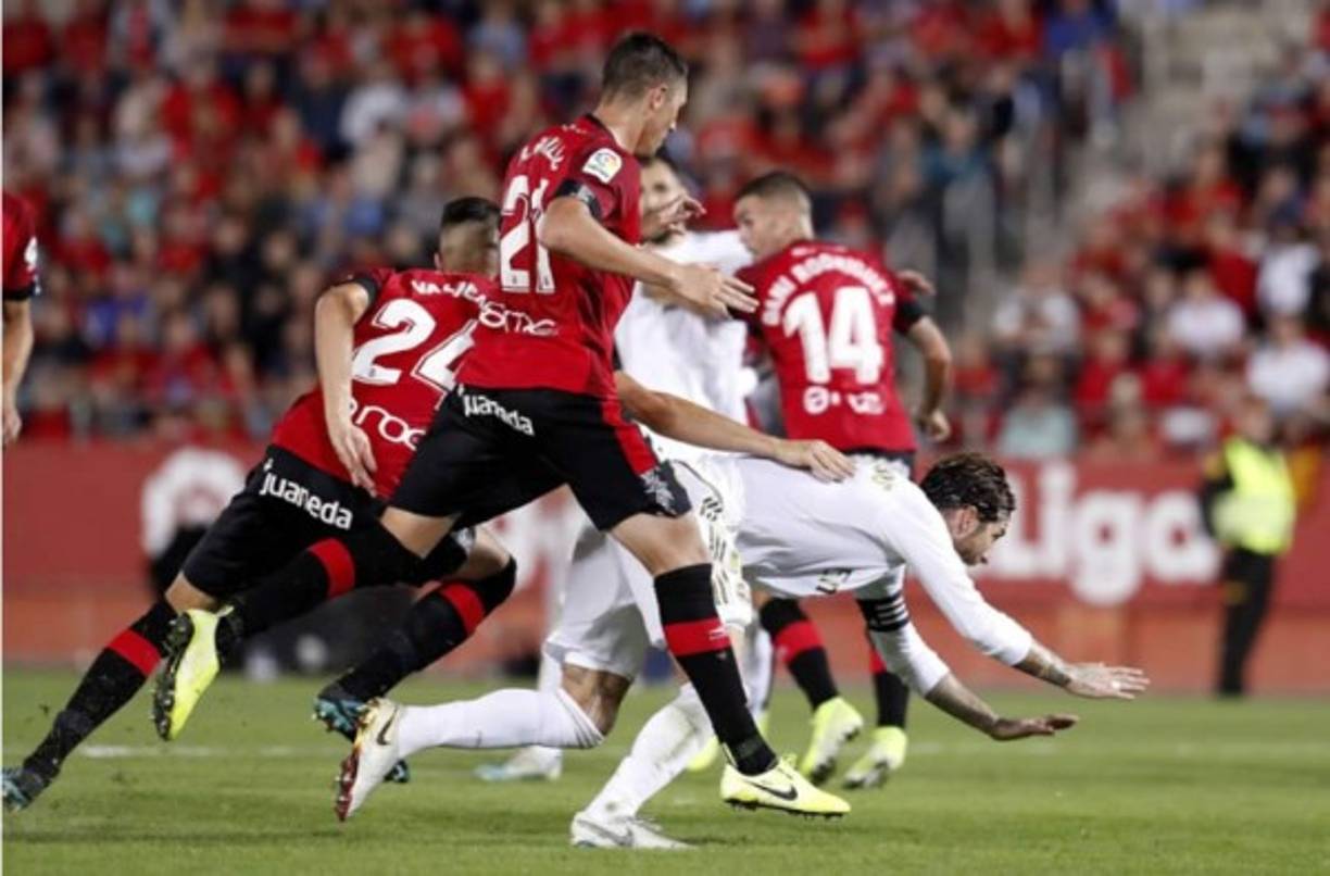 Empujón de Martin Valjent a Sergio Ramos en el área y los jugadores del Real Madrid protestaron un posible penal.