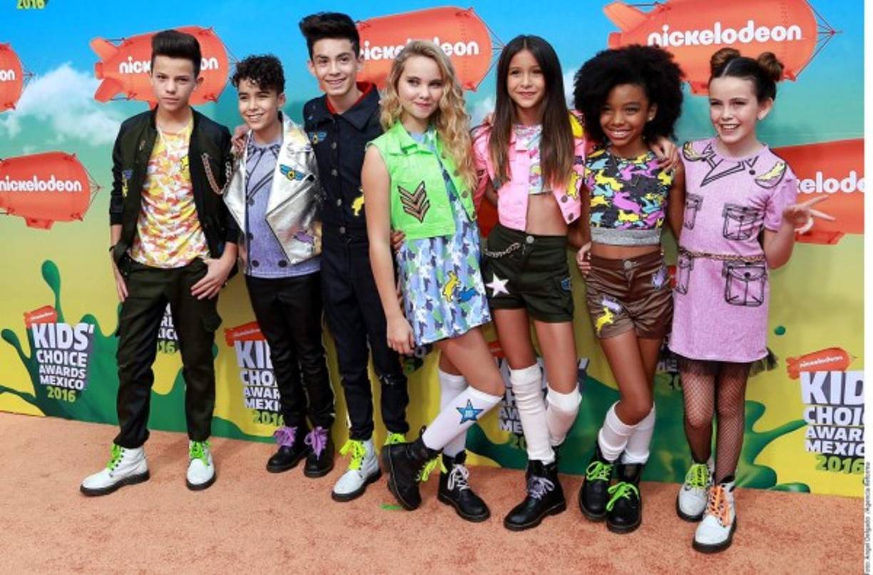 El grupo LemonGrass estuvo presente durante la alfombra naranja de los Kids' Choice Awards México 2016, en el lobby del Auditorio Nacional.<br/>