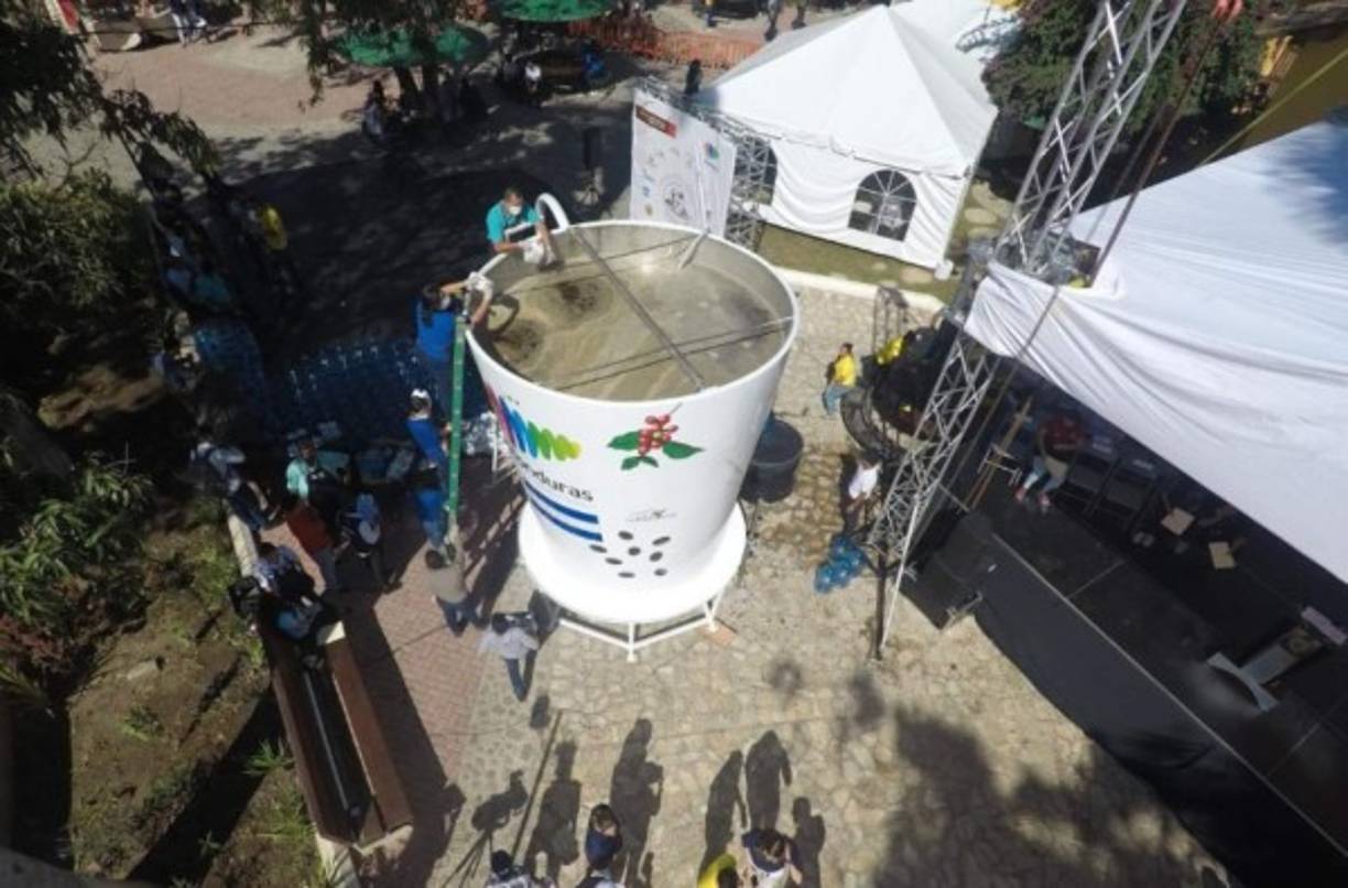 Honduras rompió este viernes dos récord Guinness al hacer la taza de café más grande del mundo y que cientos de personas lograran tomar café.