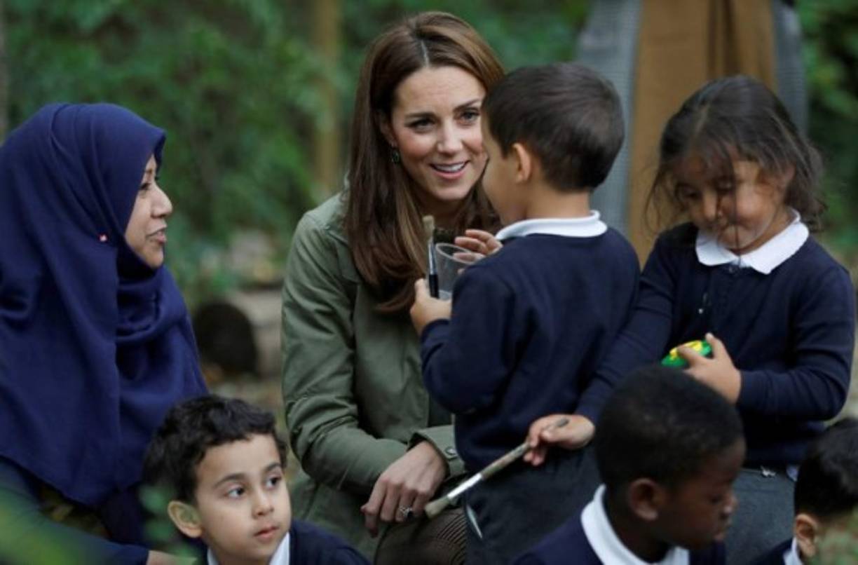La duquesa de Cambridge jugó con los pequeños, con quienes hizo jardinería, buscó insectos y confeccionó manualidades.