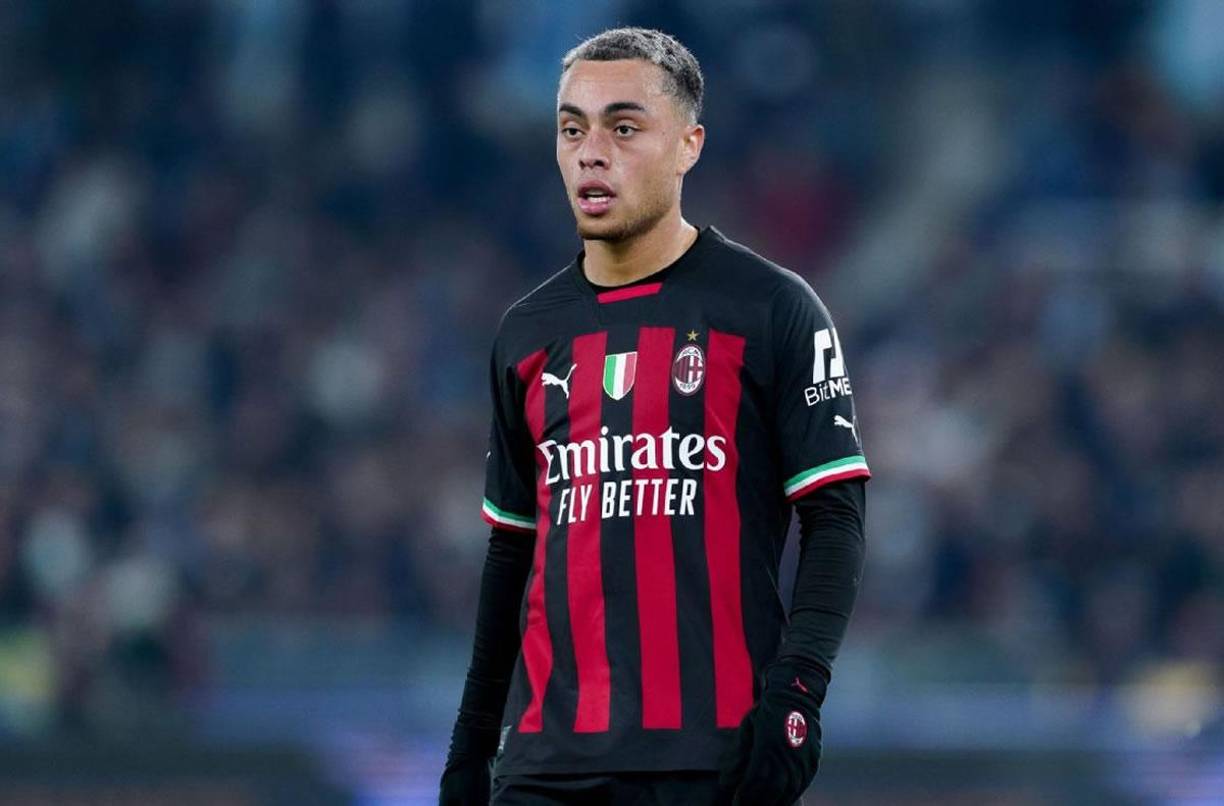 El Barça sigue trabajando en la salida de varios de sus futbolistas que no entran en los planes de Xavi. Uno de ellos es el lateral estadounidense Sergiño Dest, que ya es pretendido por varios clubes de la Premier League tras haber estado cedido en el Milan la pasada campaña. Manchester United, Crystal Palace y Fulham estarían a la espera de negociar con el conjunto azulgrana para su incorporación, según Sky.