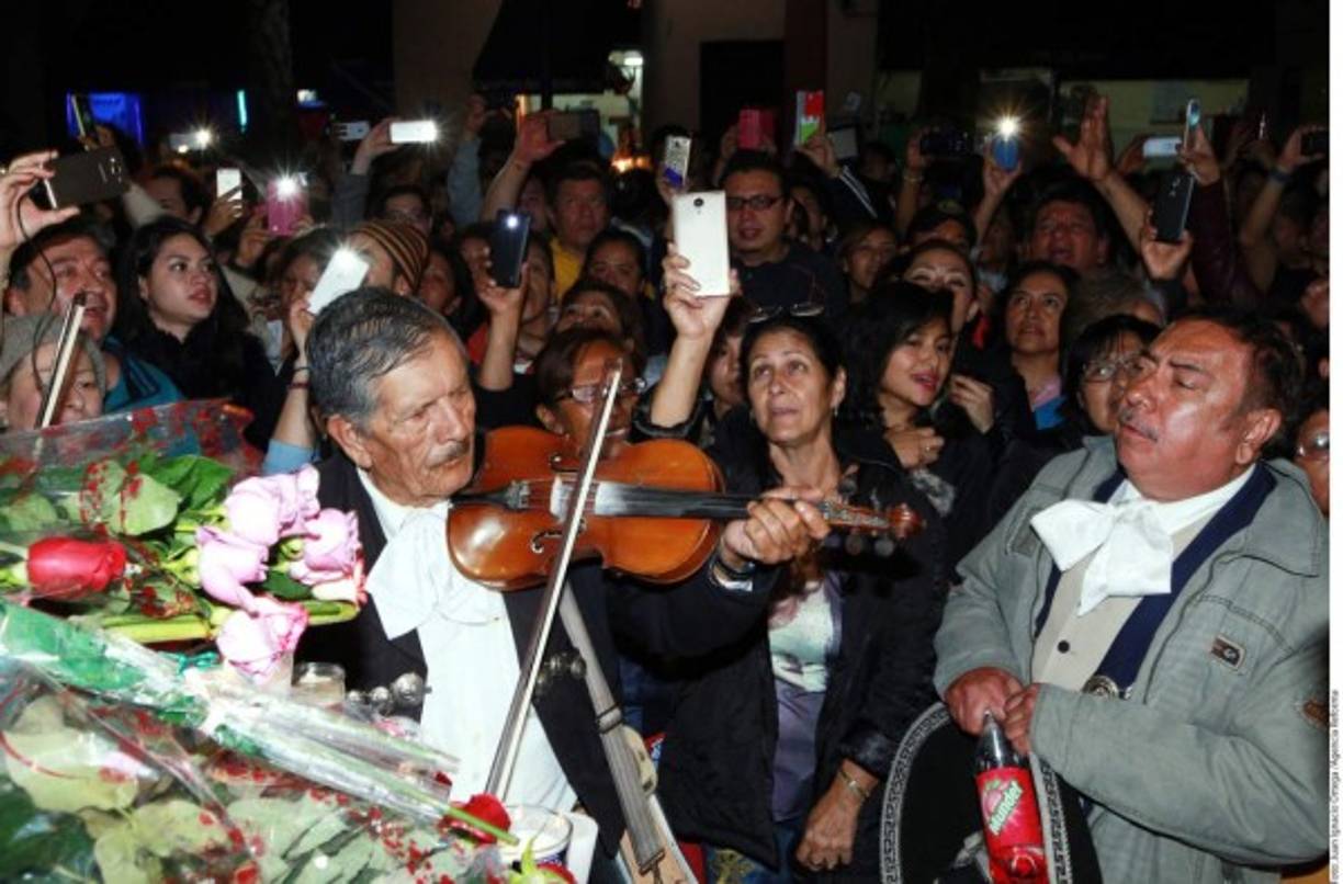 Si hay algo que desean muchos artistas es morir trabajando en el escenario, o bien, en la cima del éxito. Y esa máxima también se le cumplió a Juan Gabriel, al menos, en lo que respecta a las listas de éxitos.