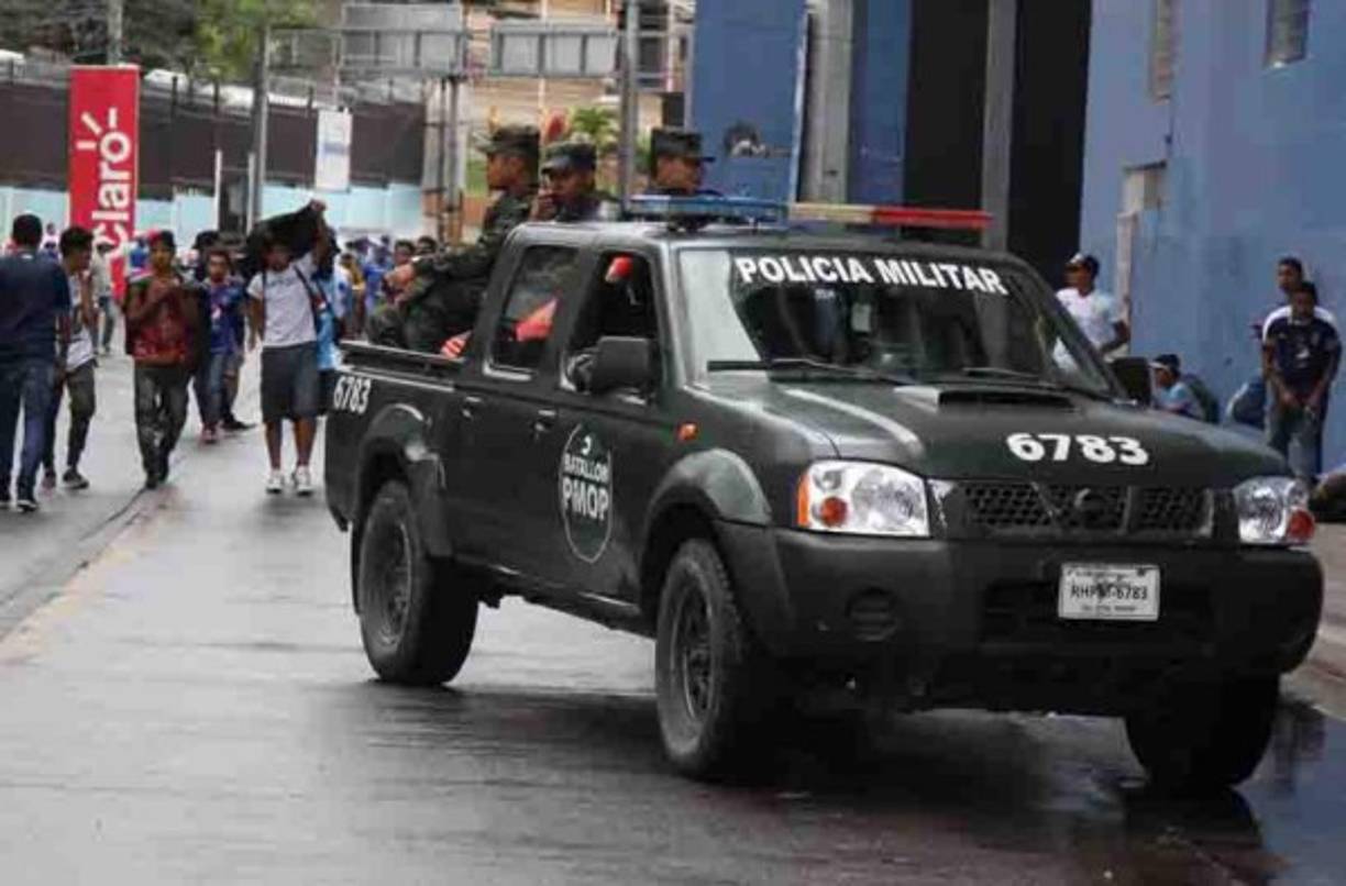 La Policía Militar se hizo presente al estadio Nacional de Tegucigalpa.