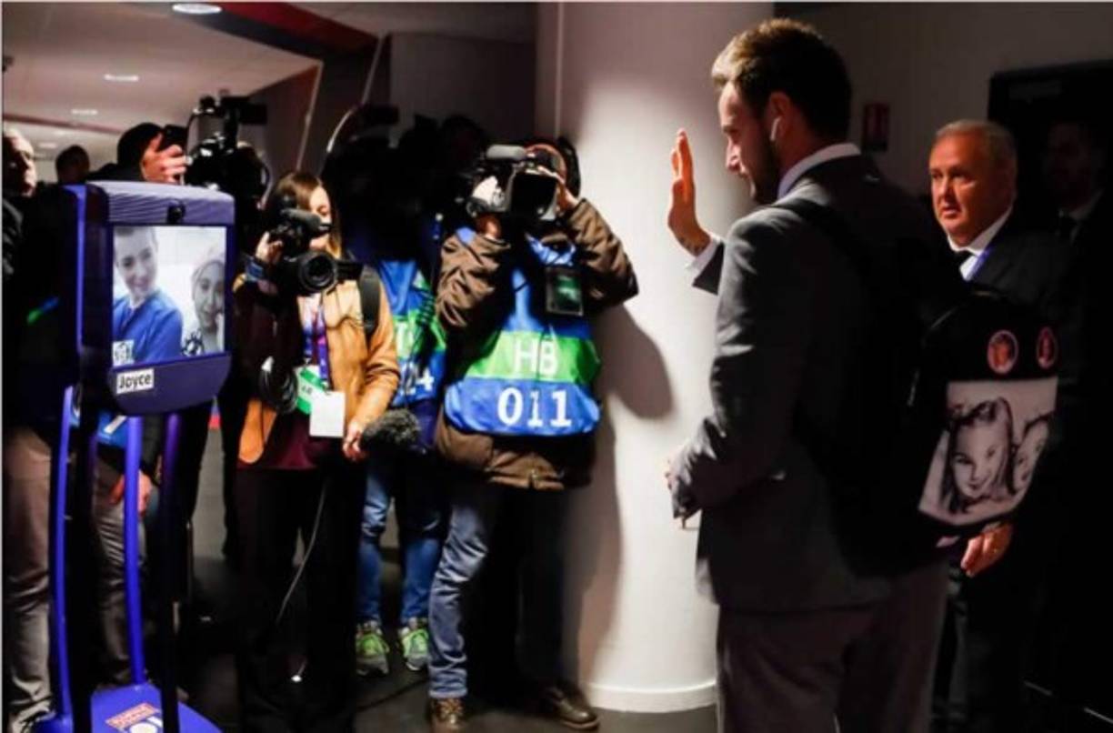 Los jugadores del Barcelona tuvieron un bonito gesto con dos niños hospitalizados que observaron el partido ante el Lyon gracias a dos robots que estaban en el estadio Parc Olympique Lyonnais.