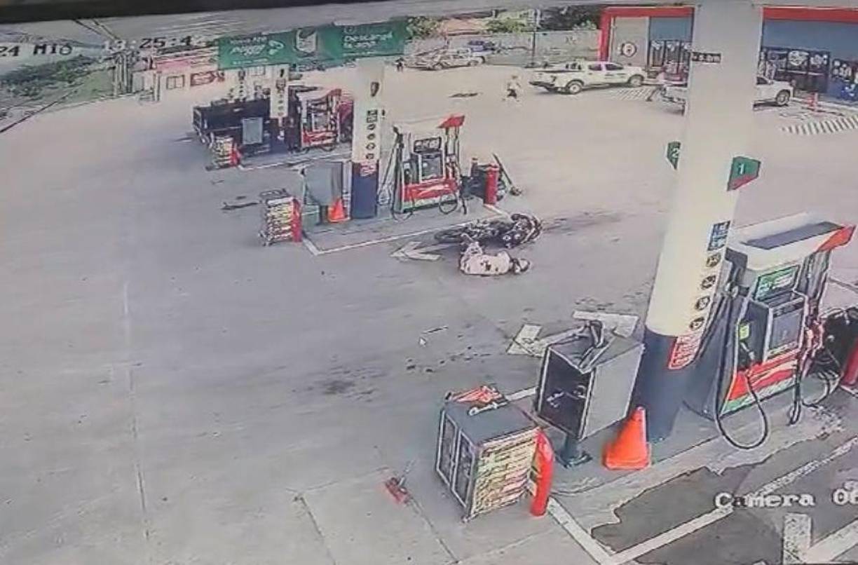 Mientras Edgardo Flores quedó tirado y agonizando. Minutos después, se confirmó su fallecimiento. 