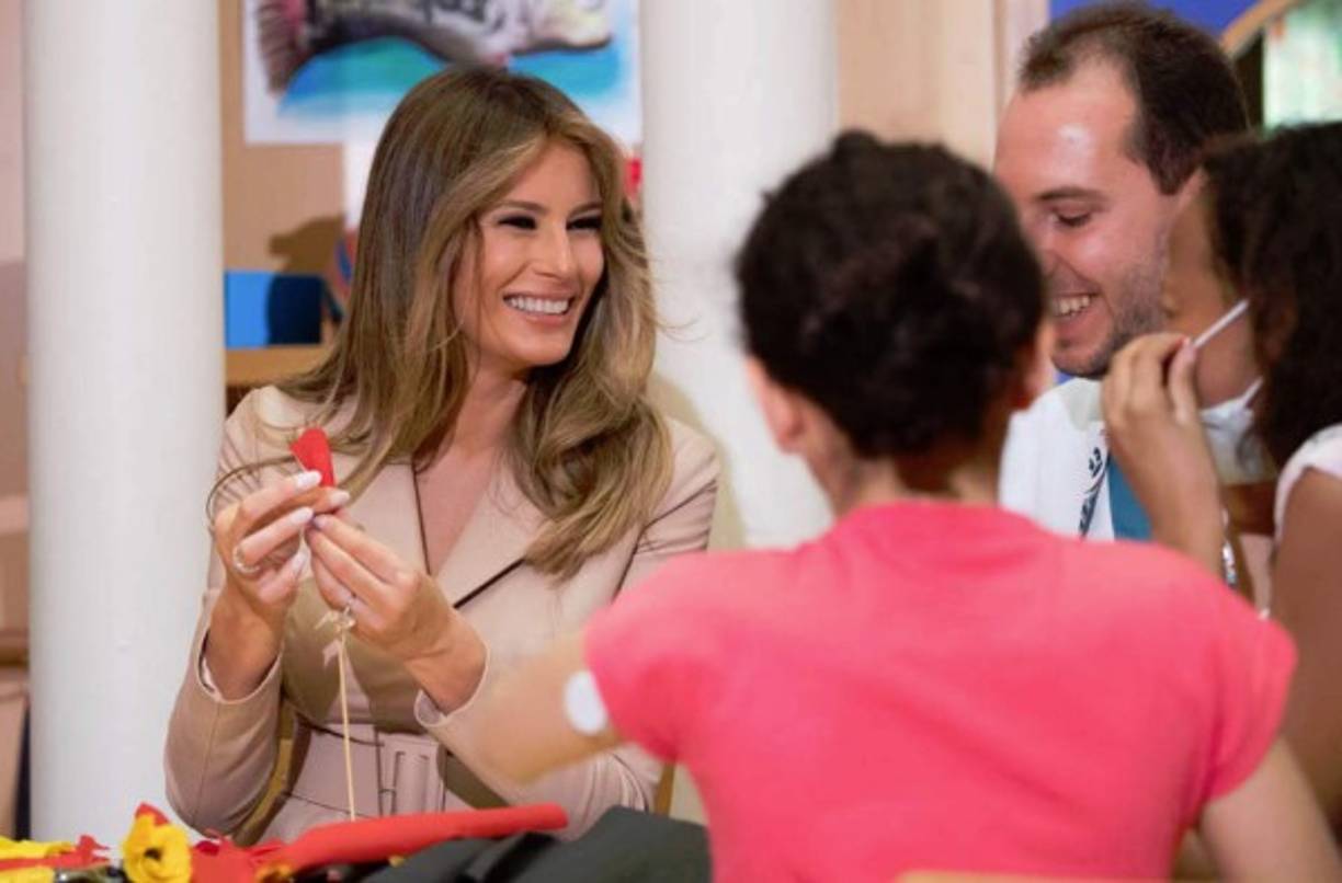 Una encuesta de Gallup de diciembre señaló que es vista favorablemente por 54% de los estadounidenses, 17 puntos más que hace un año y de lejos mucho más popular que su esposo.