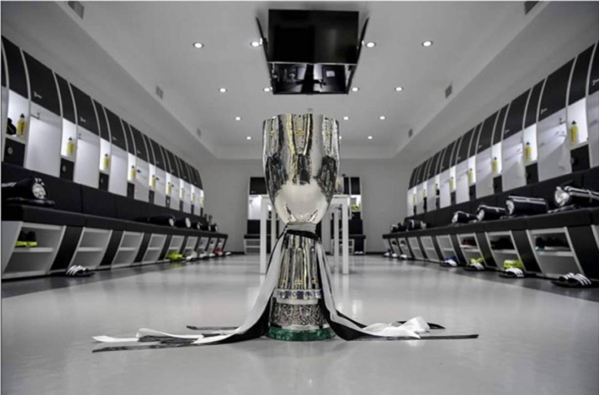 Juventus Stadium (Juventus de Turín) - ​No hay nadie que entienda mejor la elegancia y lo moderno que los italianos. Un ejemplo de ello es el vestuario turinés. Los colores del club predominan y encima de cada sitio está el nombre y número de cada jugador. Además, tienen una piscina de hidromasajes. Normal que lleven siete años seguidos ganando la Serie A y va por más.