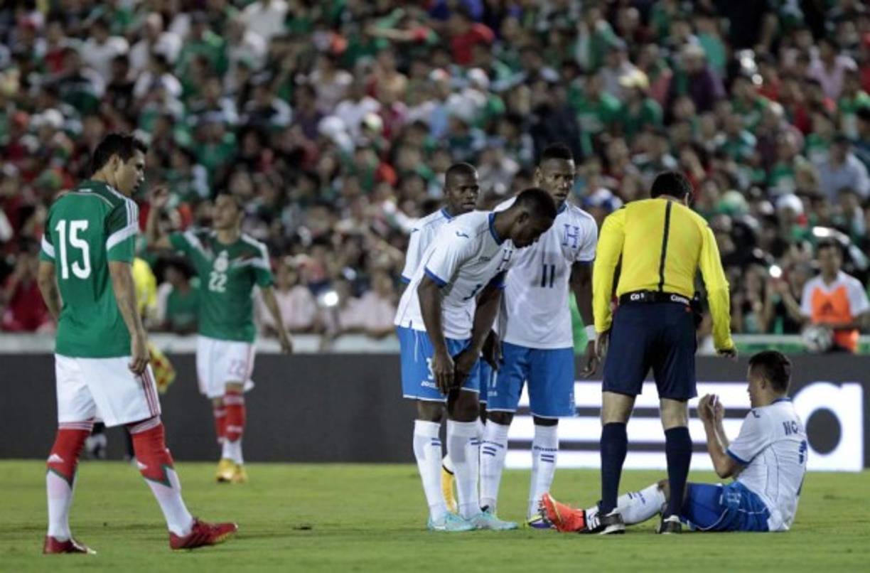 Roger Rojas, en el césped, tras recibir una falta de la defensa mexicana.
