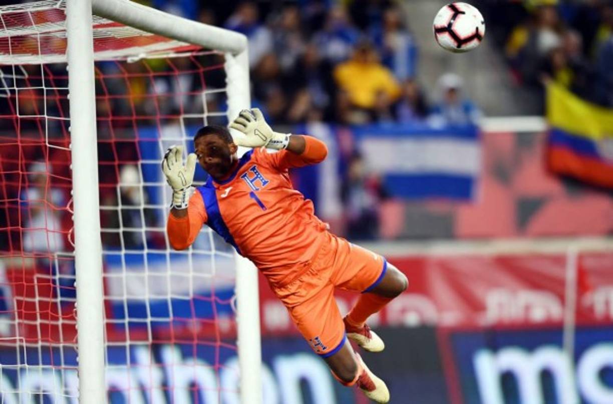 La volada de Luis 'Buba' López para tapar un tiro libre de Renato Ibarra en el primer tiempo.