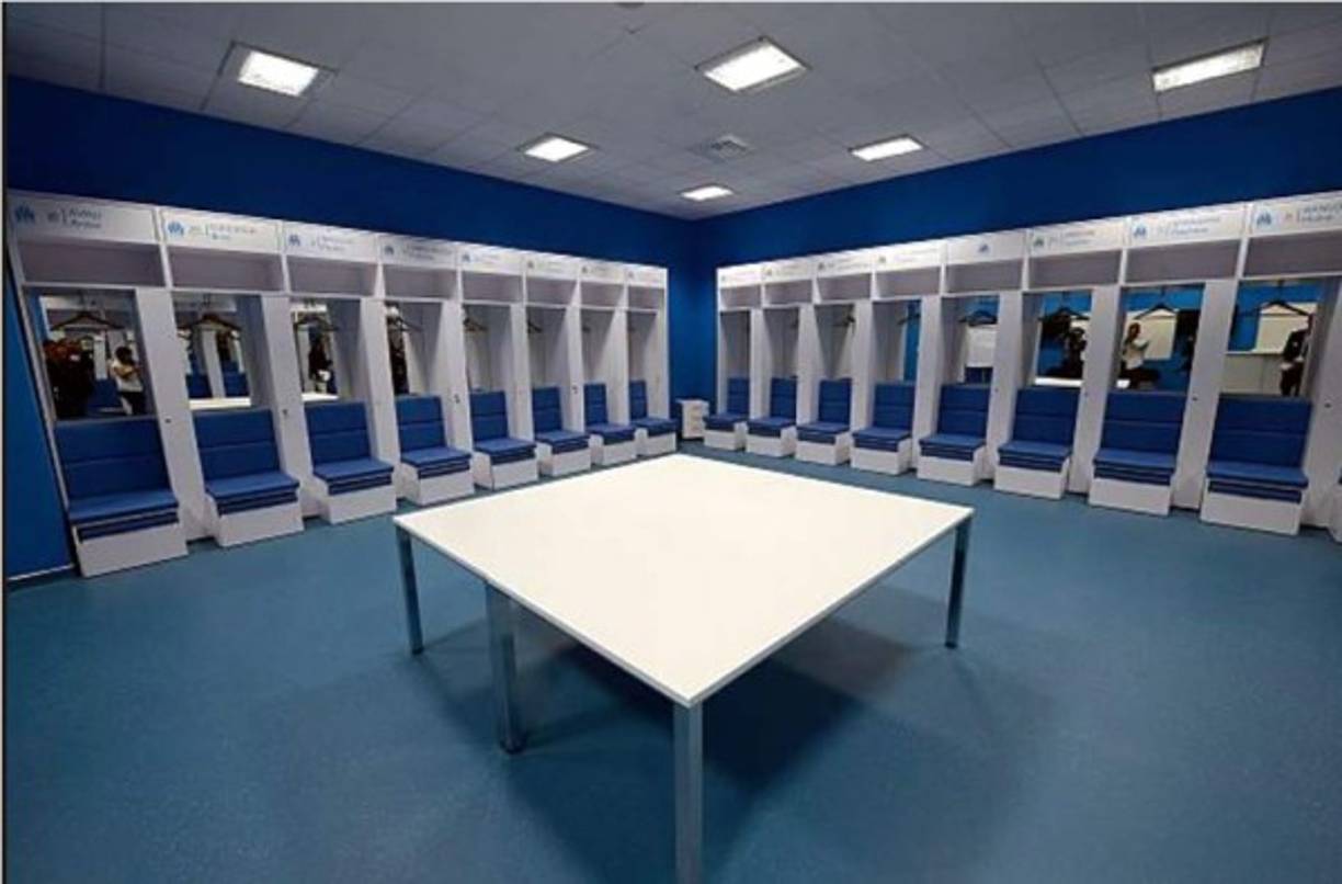 Stade Vélodrome (Olympique de Marsella) - Este refinado vestidor tiene cómodos asientos individuales, los colores azul y blanco característicos del Olympique de Marsella y es un espacio de buen tamaño, con accesos fáciles para la cancha. Dimitri Payet, Florian Thauvin y el polémico Mario Balotelli no tienen de qué quejarse de estas instalaciones.