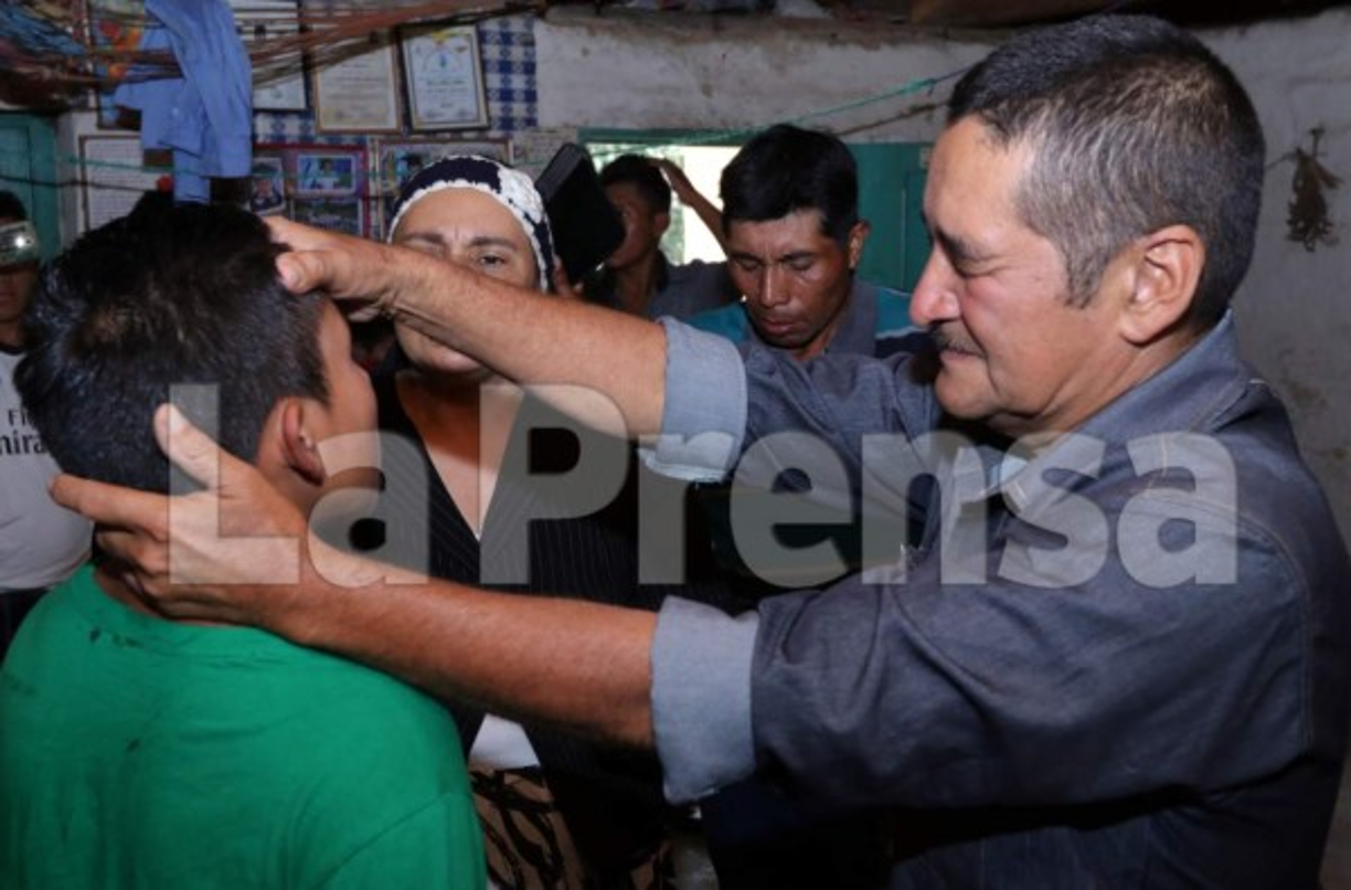Los maestros cuentan que comenzaron a ver el comportamiento diferente en uno de los jóvenes que se levantó de su silla diciendo que todos se reía de él.