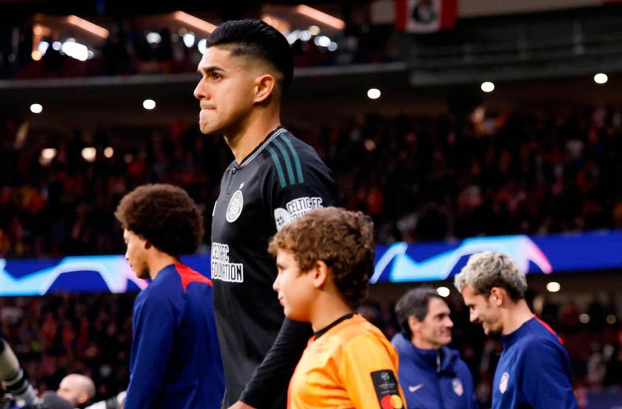 ¿Lágrimas de emoción? Luis Palma en el momento que ingresaba al césped. 