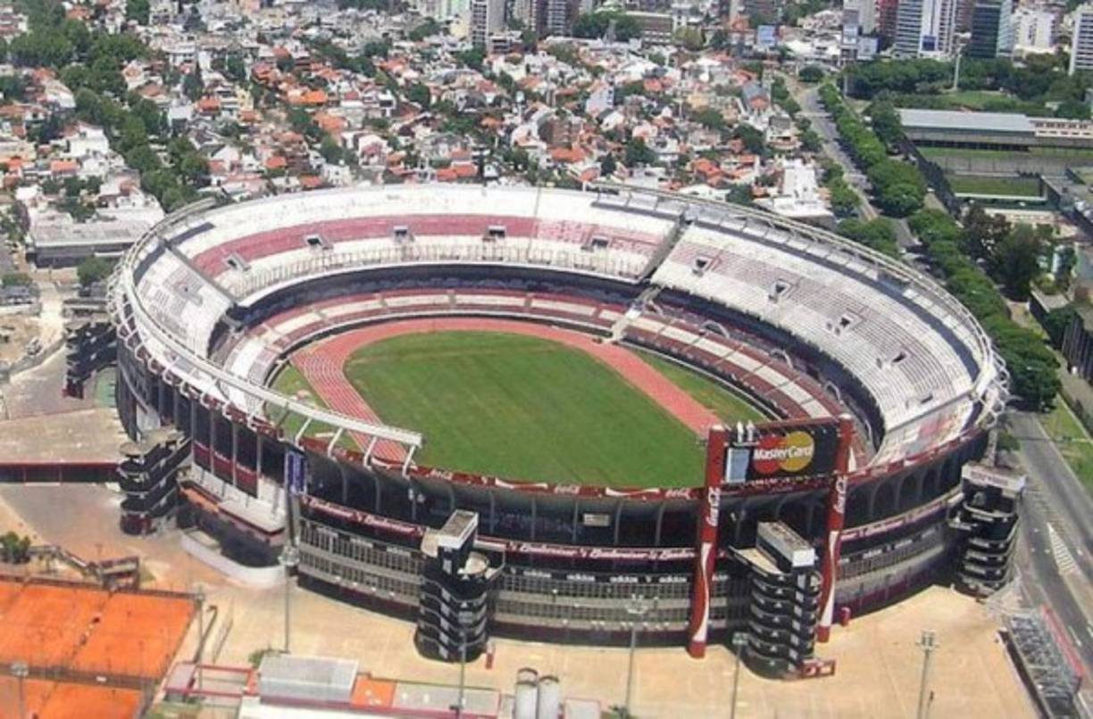 Estadio Monumental de River Plate. Dicen por ahí que el Diablo juega a la ruleta con el globo terráqueo y que cuando se cansa de girarlo detiene su marcha frenándolo con un dedo. Esa tarde del 23 de junio de 1968 el Diablo detuvo el globo y su índice se clavo en la ciudad de Buenos Aires, más precisamente en la cancha de River Plate.