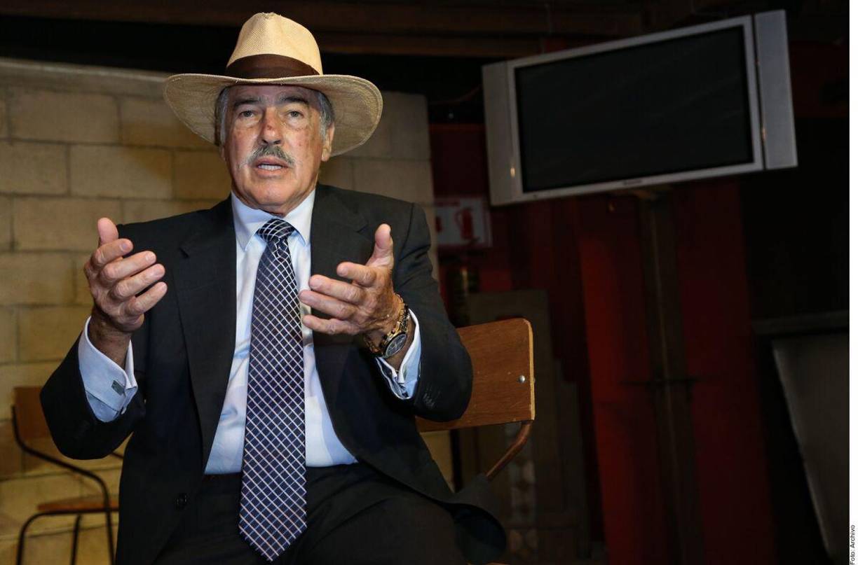 Según habían informado medios locales en los últimos meses la relación que mantenía con sus hijos no era buena. También se detalló que su testamento fue cambiado meses antes, dejándolos fuera de este, y siendo su esposa y otros familiares los beneficiarios de sus bienes materiales entre ellos Paraíso I, su mansión en Acapulco.