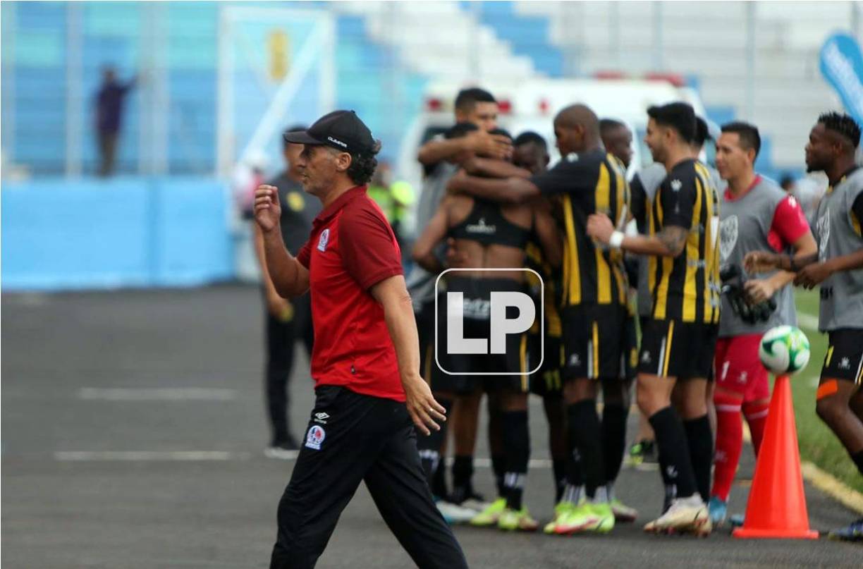 Así reaccionó Pedro Troglio tras el golazo de Yeison Mejía.