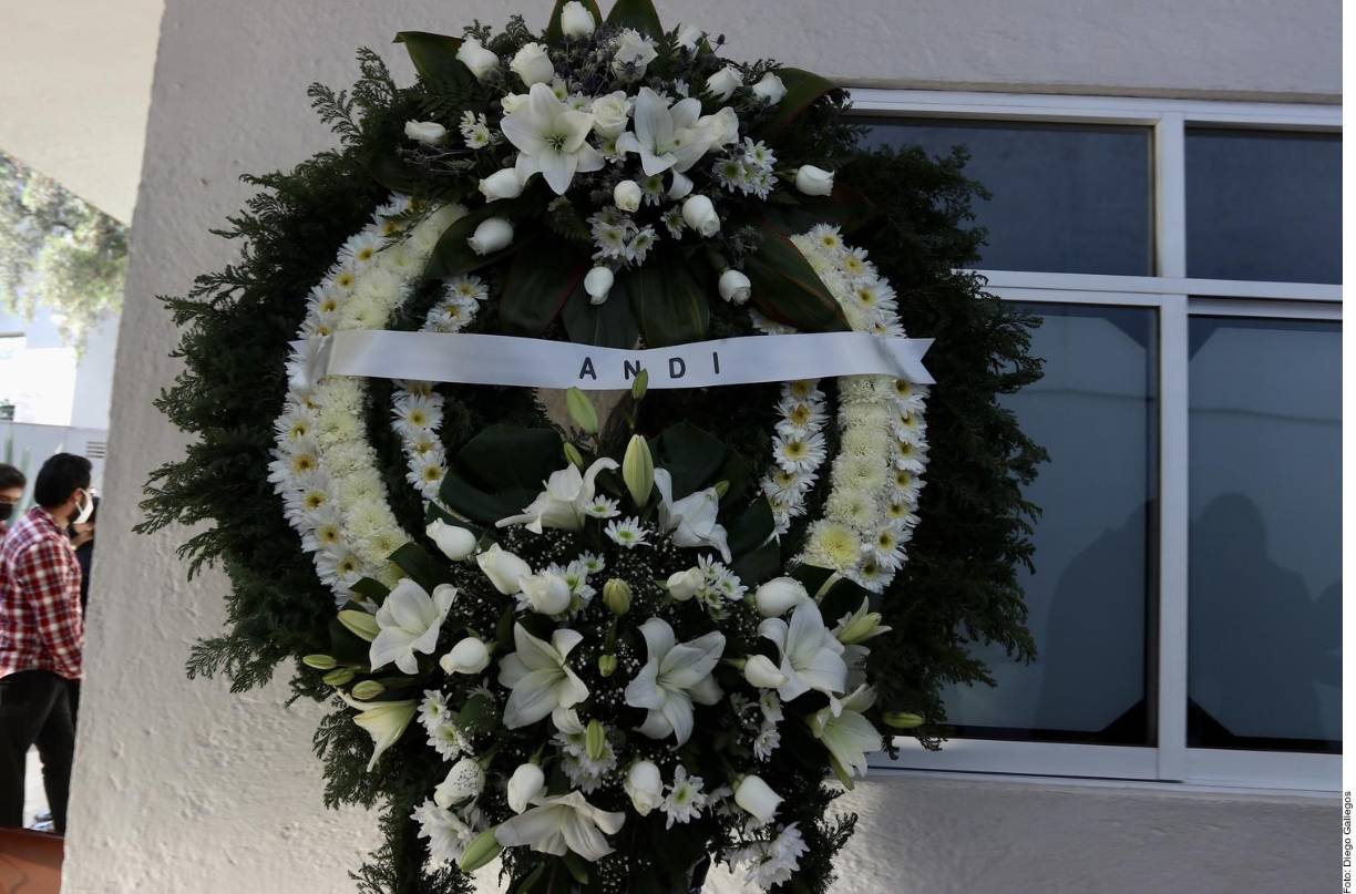 Llegada de una corona con la leyenda “Andi”, a la Funeraria Gayosso Santa Mónica, donde velaron el cuerpo del actor Octavio Ocaña.