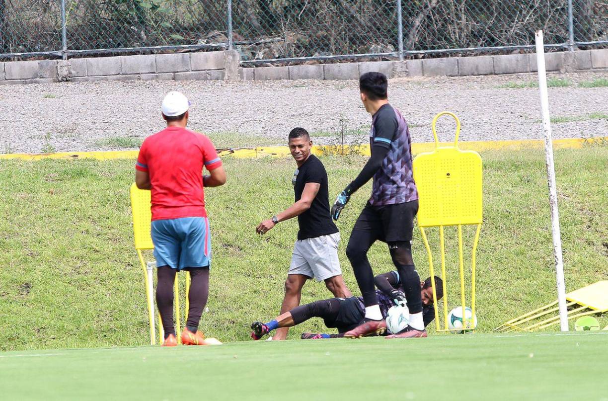 Durante la jornada de entrenamiento apareció sorpresivamente el ex jugador del club Carlo Costly, quien se bajó de su automóvil y se trasladó a saludar a sus viejos amigos.