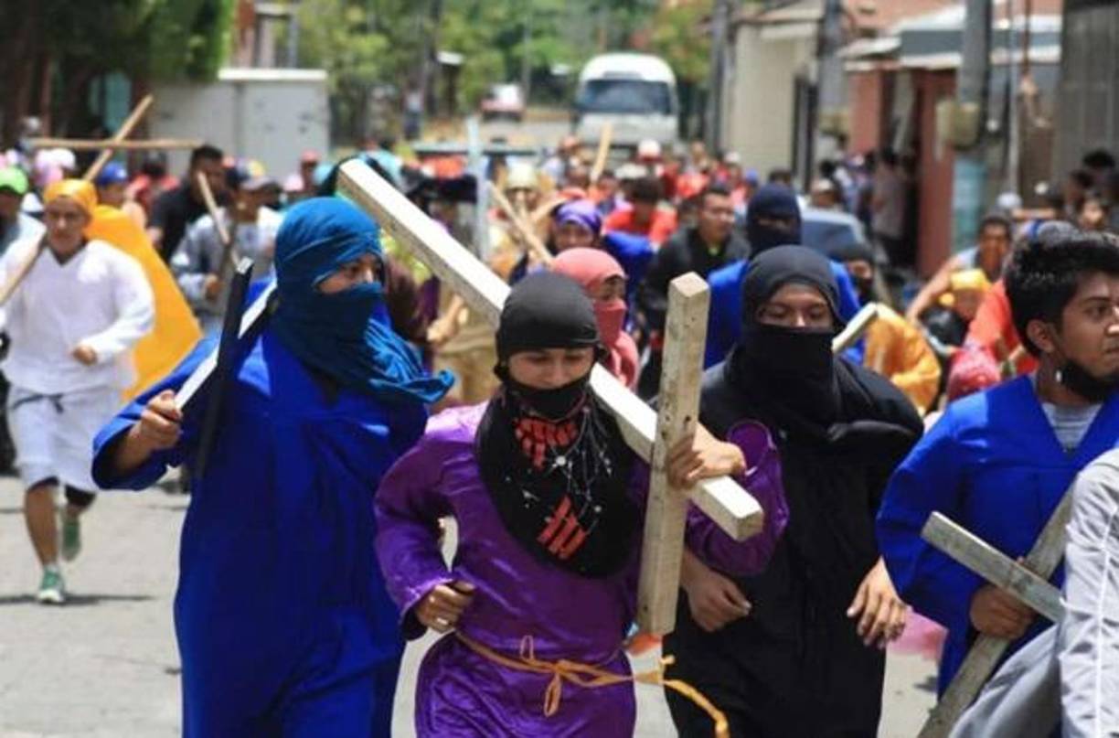 La Policía Nacional de Nicaragua prohibió el recorrido de los “Cirineos” en el municipio de Nindirí, una tradición católica en honor al hombre que cargó la cruz de Jesucristo y que se celebra con motivo de la Semana Santa, según numerosas denuncias divulgadas en las redes sociales.