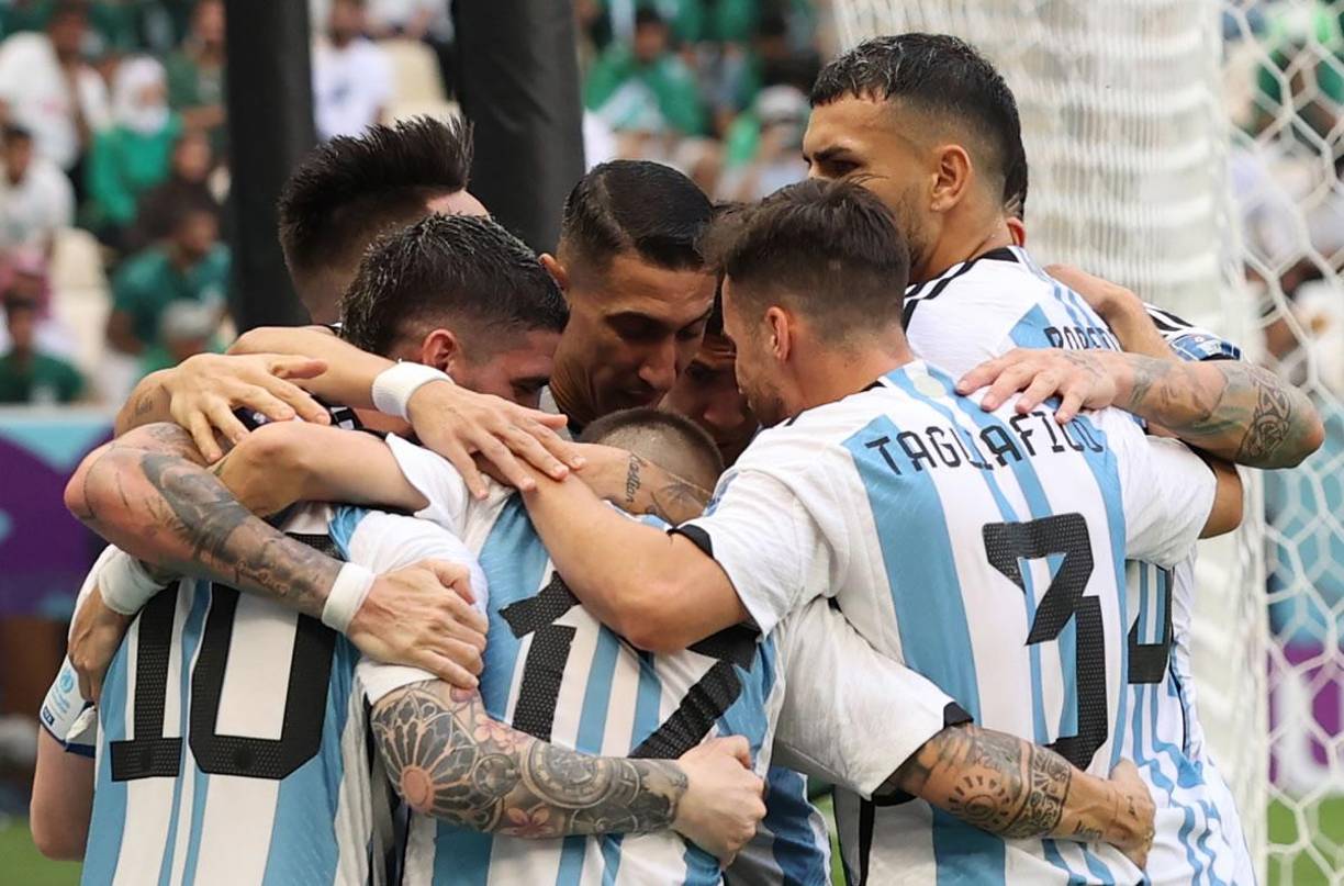 Lionel Messi es felicitado por sus compañeros tras marcar el primer gol.