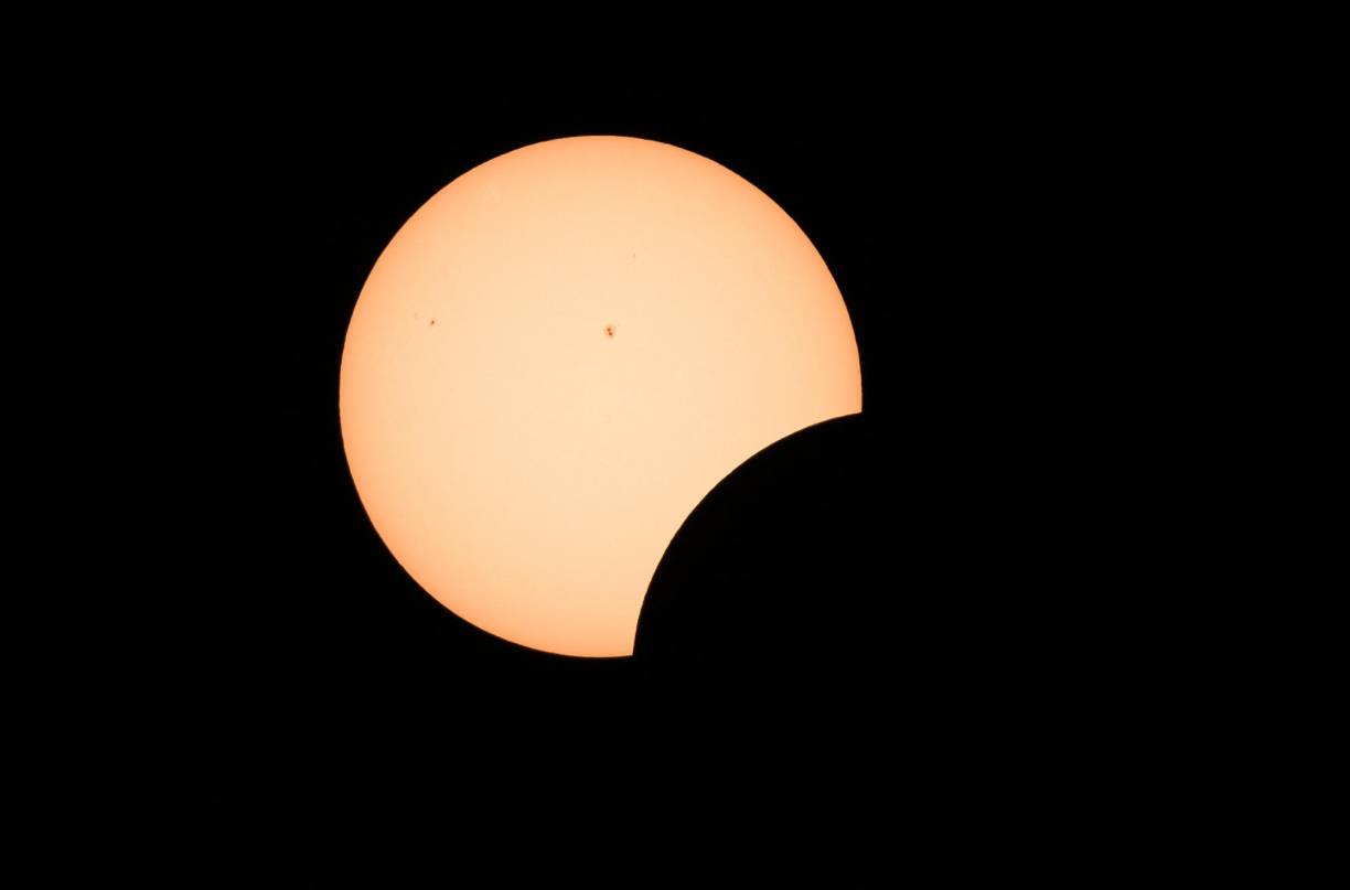 Otros 150 millones viven a menos de 320 km de la franja y los que se encuentran más lejos podrán disfrutar de un <b>eclipse</b> parcial o seguir una retransmisión por Internet proporcionada por la NASA. 