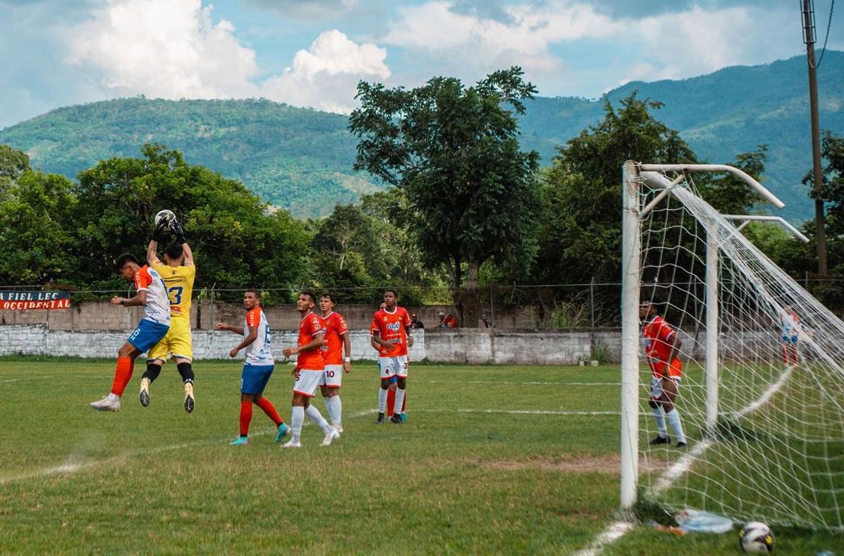 El joven arquero catracho fue el titular de esa fatídico partido para los pateplumas que estaban ganando tranquilamente por marcador de 0-3.