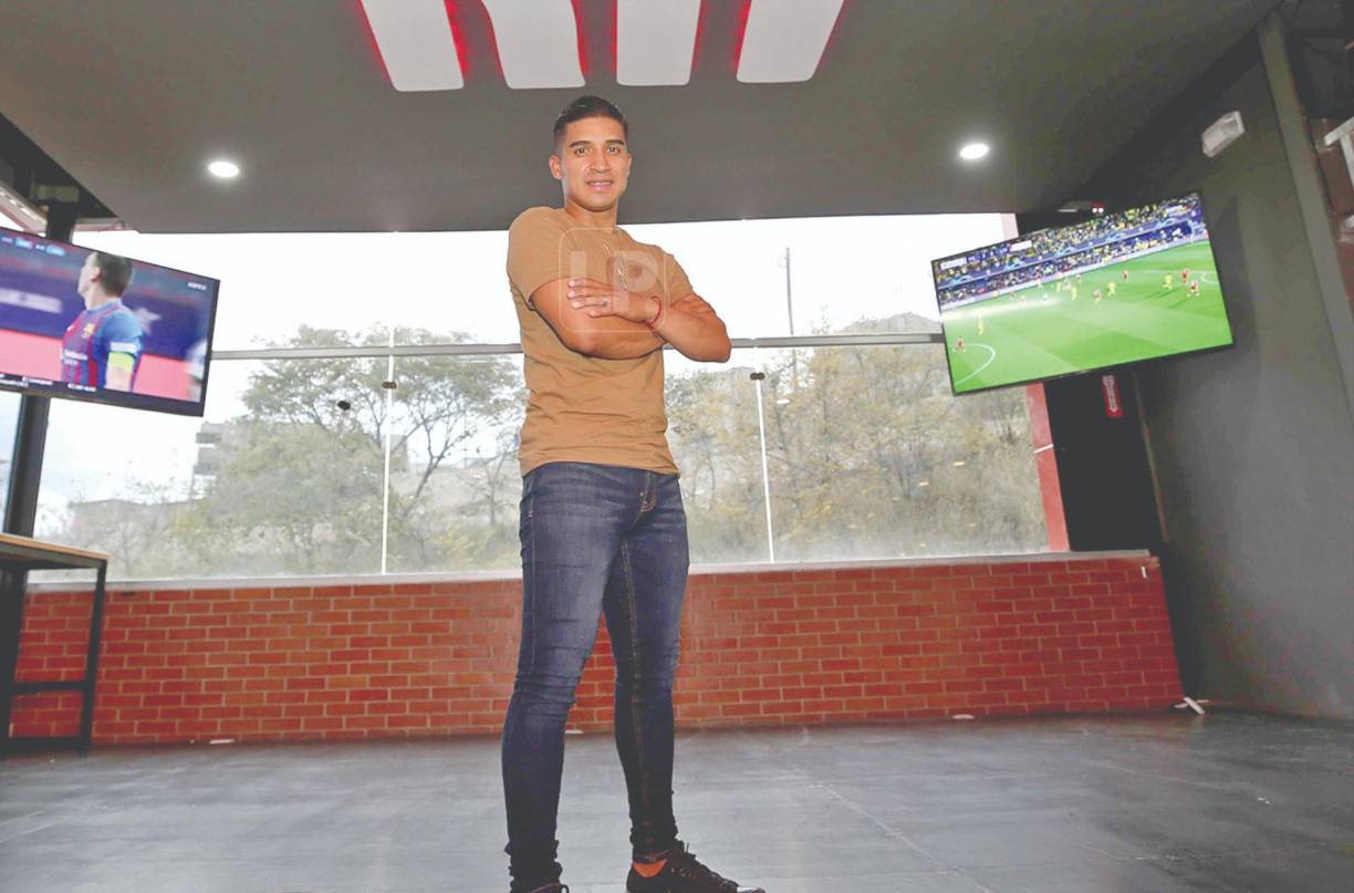 Michaell Chirinos: El futbolista del Olimpia decidió emprender y ahora es uno de los administradores del restaurante RadioHouse Casa Campo, ubicado por el Anillo Periférico en Tegucigalpa. Es un lugar donde prevalece la comida, música y deportes.