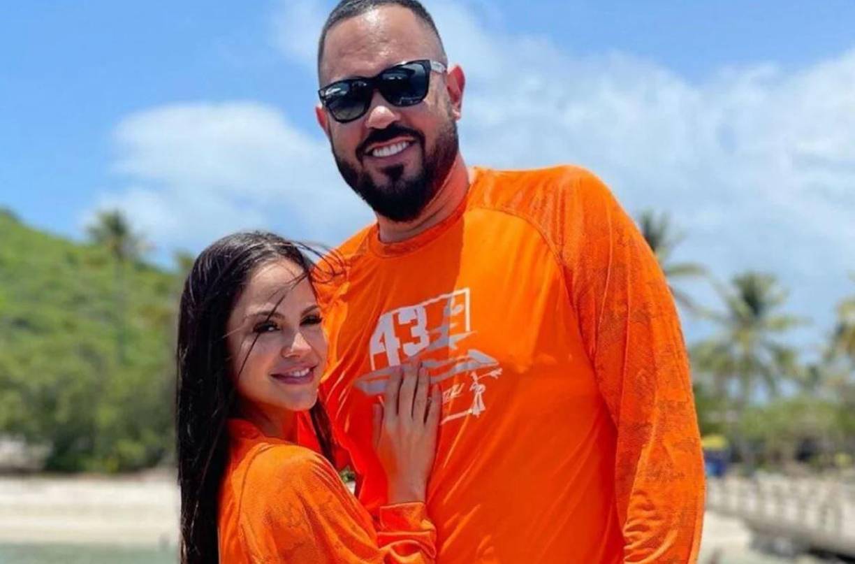 Según las autoridades, Pina guardaba en una alcoba una pistola Glock 19 de 9 mm, la cual estaba modificada, una Smith &amp; Wesson .40, así como 526 municiones de diferentes calibres.