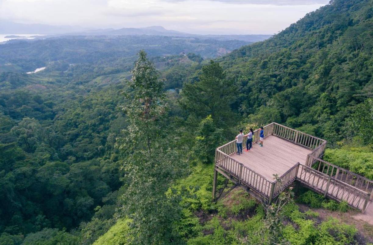 Panacam debe su nombre al color azul profundo de sus cimas. 