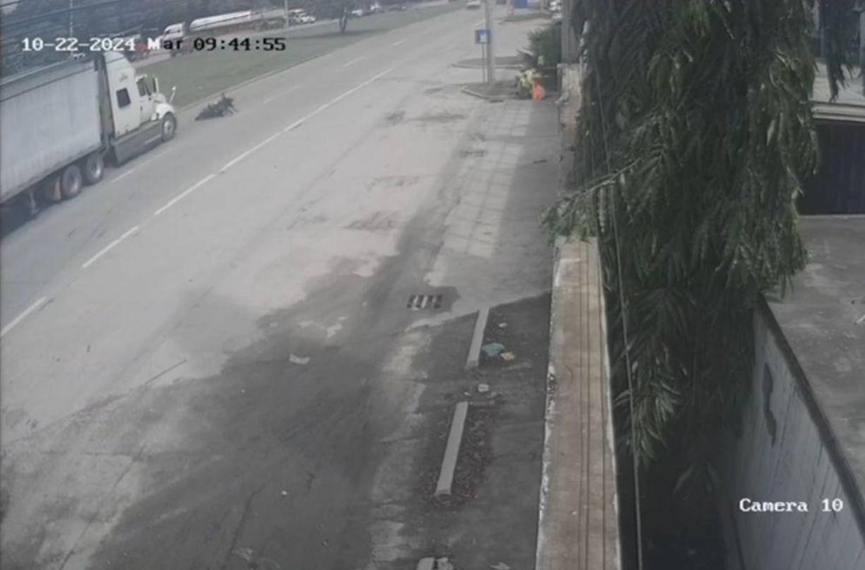 El fatal accidente quedó registrado en un video grabado por una cámara de seguridad de una empresa que está ubicada a la orilla del segundo anillo. 