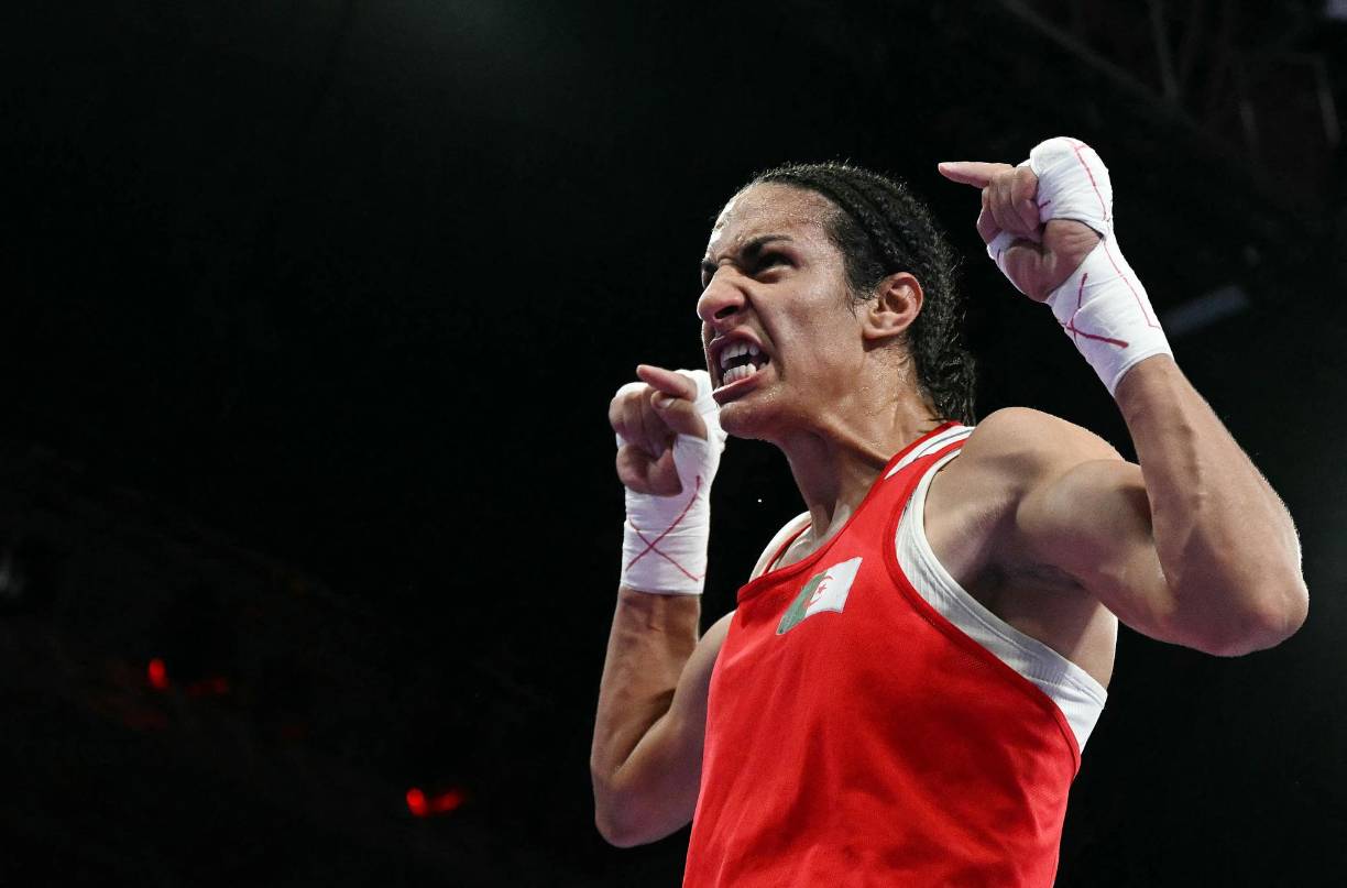 Khelif, que este sábado aseguró la primera medalla de Argelia en París-2024 al vencer en cuartos de final a la húngara Anna Luca Hamori, es una de las dos boxeadoras en competencia que el año pasado no superaron un test de elegibilidad de género para el Mundial femenino de boxeo.
