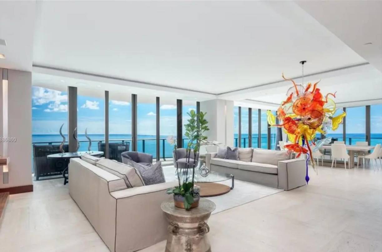 El departamento cuenta con centro de negocios equipado para videoconferencias, una biblioteca, seguridad de la más alta tecnología, parking las 24 horas y conserjería. 