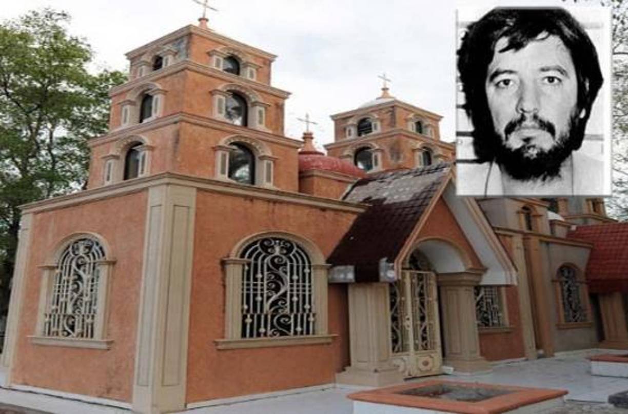 Amado Carrillo, conocido como el Señor de los Cielos murió en 1997 durante una cirugía plástica que le permitiría cambiar su apariencia. Él pertenecía al cartel de los Juárez. La arquitectura de este mausoleo de estilo gótico, tiene capacidad para recibir a 50 personas. Tiene 48 vitrales en las cuatro cúpulas y 10 más en el primer nivel. Asimismo tiene una capilla de lujo en su interior. SU valor es de 490 mil dólares.