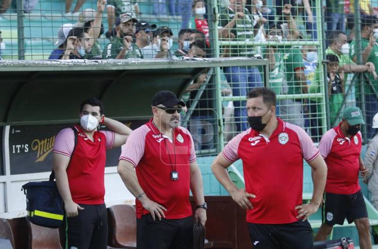 Tras el final del juego, la afición del Marathón arremetió contra el entrenador Tato García.