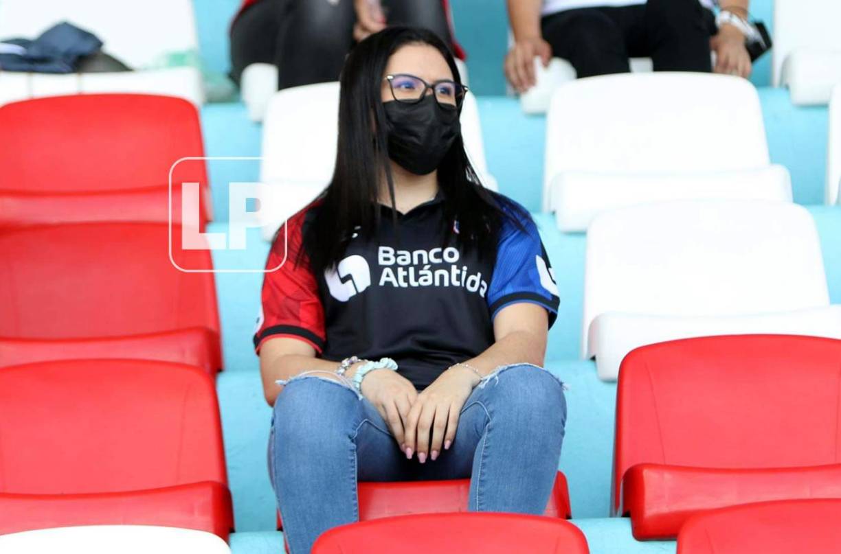 Esta guapa aficionada del Olimpia se sentó en el sector de silla para disfrutar el Clásico.