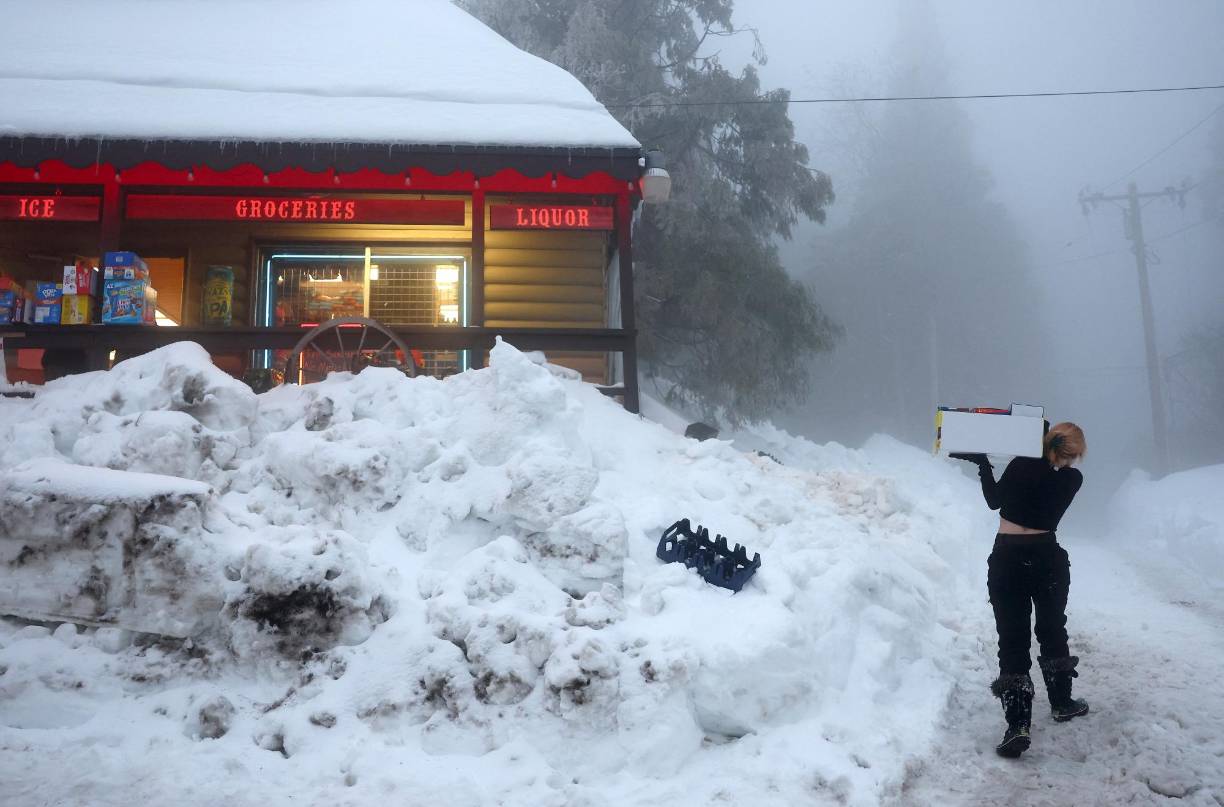 La <b>nieve</b> y las ráfagas de viento cortaron el suministro de electricidad, dejando a 100.000 clientes en <b>California</b> sin servicio, según el portal poweroutage.us.