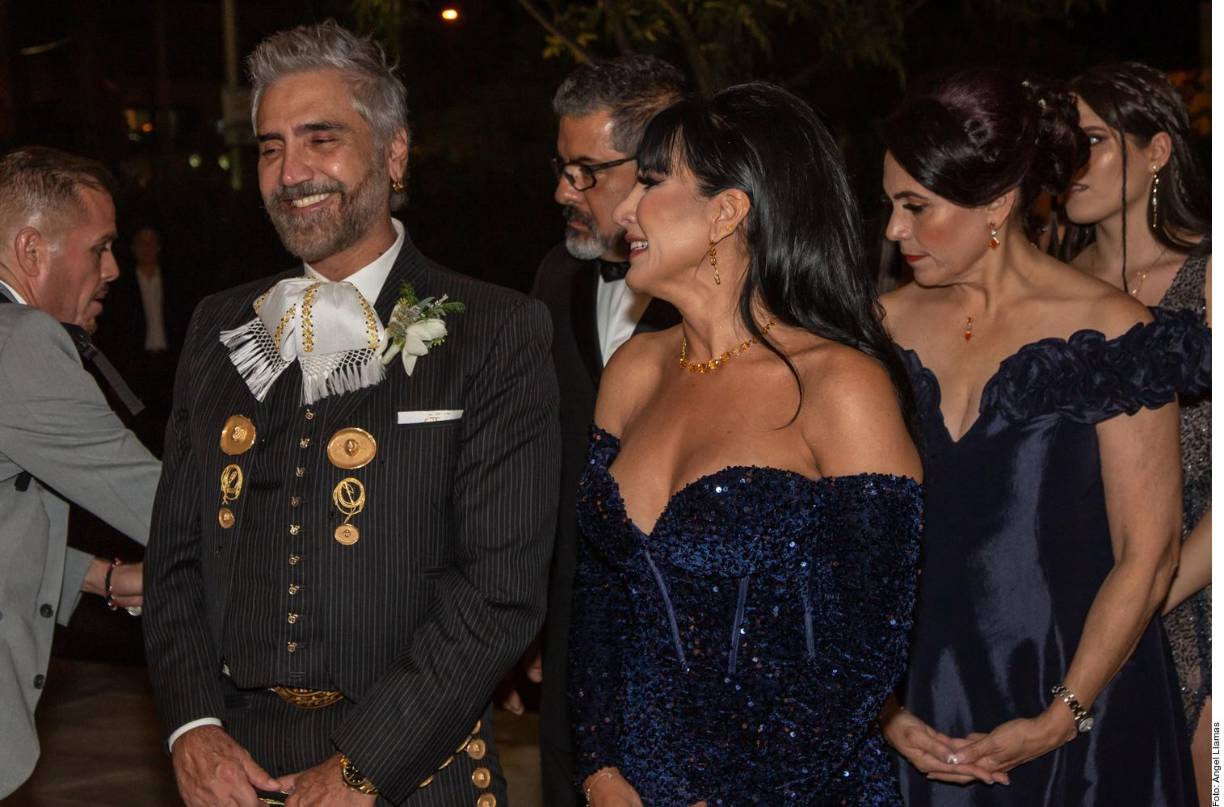 “Desearles felicidad, ellos saben cómo se tiene que llevar este compromiso que es para toda la vida. Alex es un niño muy bueno y muy comprometido”, manifestó “El Potrillo”. 