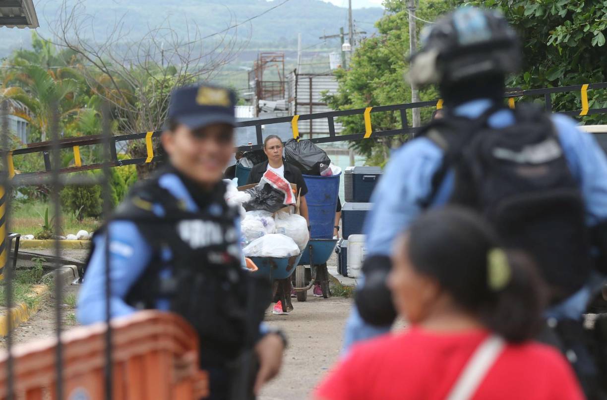 Una reclusa de 68 años, que se identificó como Rosario, considera un milagro que de 120 mujeres que había en su módulo de celdas sólo murieran dos. A una de ellas “le faltaban tres días para salir” y tuvo una muerte “a sangre fría”, lamentó.