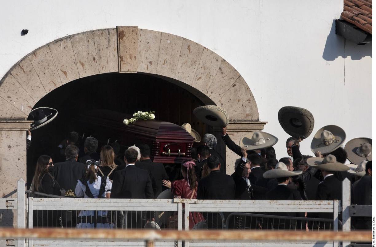 Vicente Fernández fue un hombre que se entregó al mundo de la charrería y las tradiciones mexicanas, así que en su homenaje, funeral y sepelio no faltaron charros ni escaramuzas.