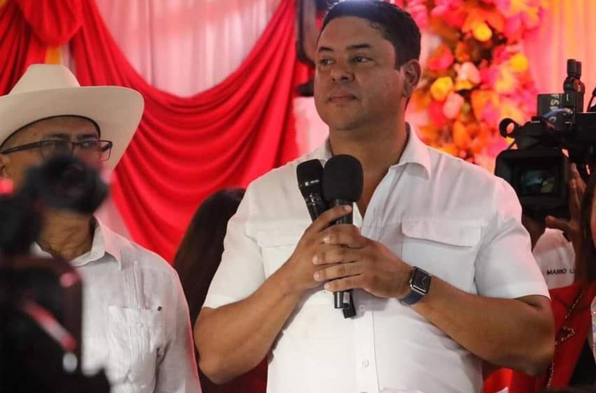 La empleada de Sedesol acusó al diputado Ponce de “mandar gente al colegio para presionar, con el fin de que le entregáramos comida. No está mal entregársela a ellos, pero el problema es que no podemos cumplir con el mandato de la presidenta”.