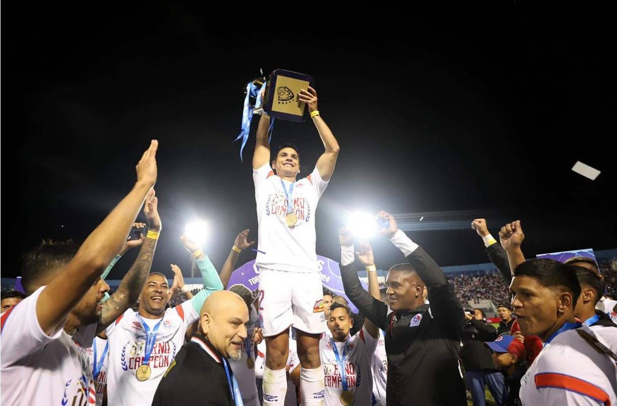 El mediocampista de 26 años levantó la Copa 37 del Olimpia tras ser vital en la Gran Final con la asistencia para el gol del título ante Motagua.