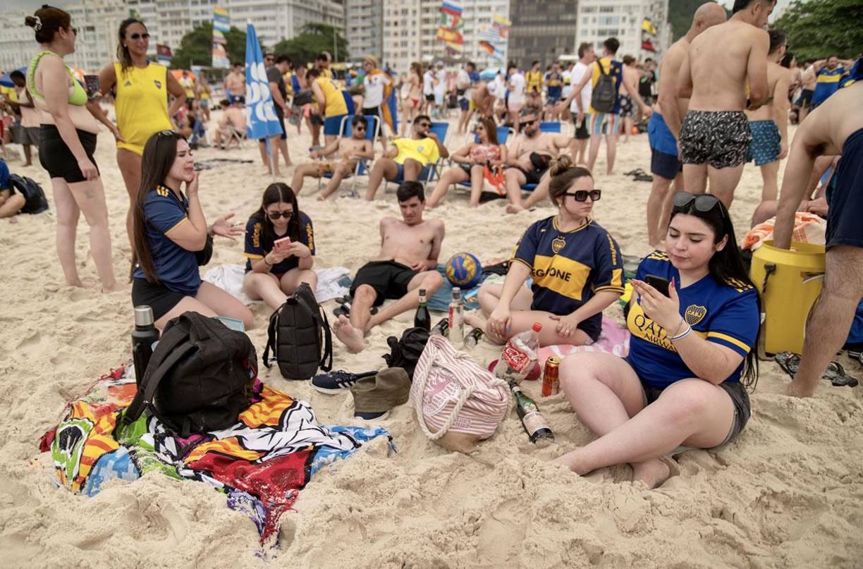 Estas aficionadas de Boca Juniors disfrutaban de la tarde en las playas de Copacabana cuando fueron sorprendidas por la barra del Fluminense.