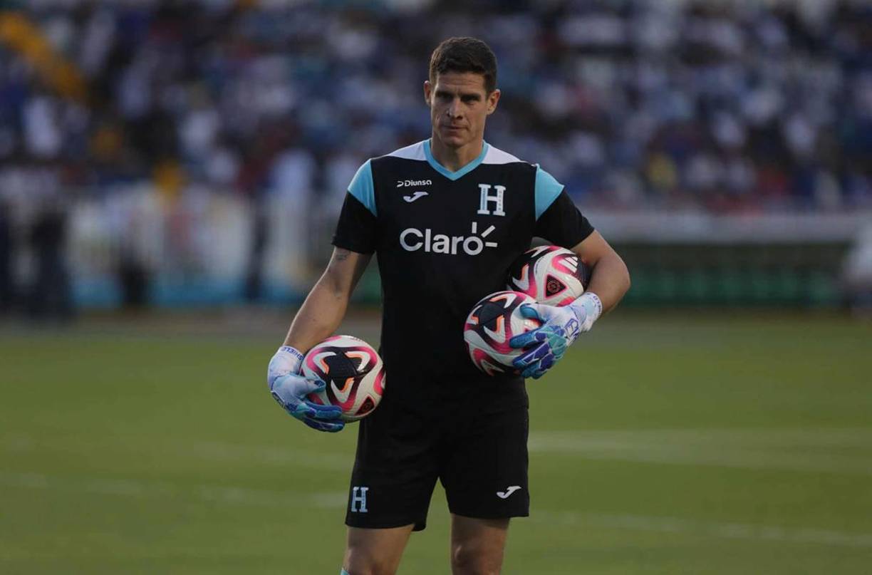 El portero Jonathan Rougier, durante el calentamiento de la selección hondureña en el Nacional.